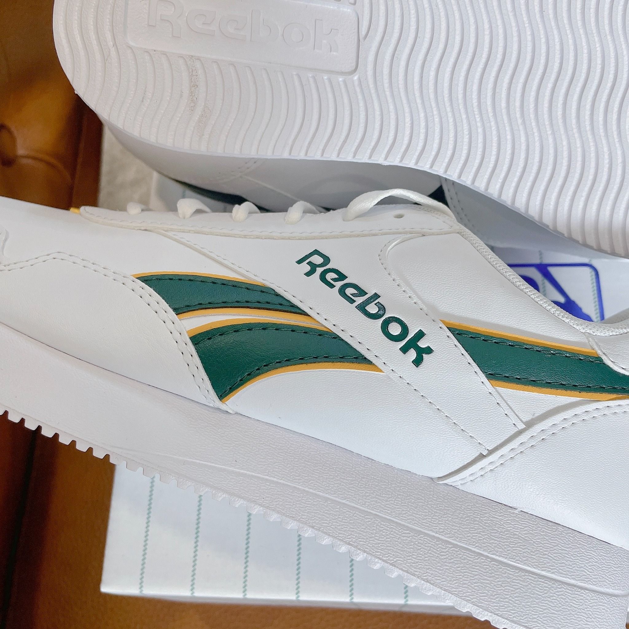  2230 - HÀNG CHÍNH HÃNG - GIÀY REEBOK V2 -  (6206) Trắng Logo xanh Lá *Viền Vàng* 