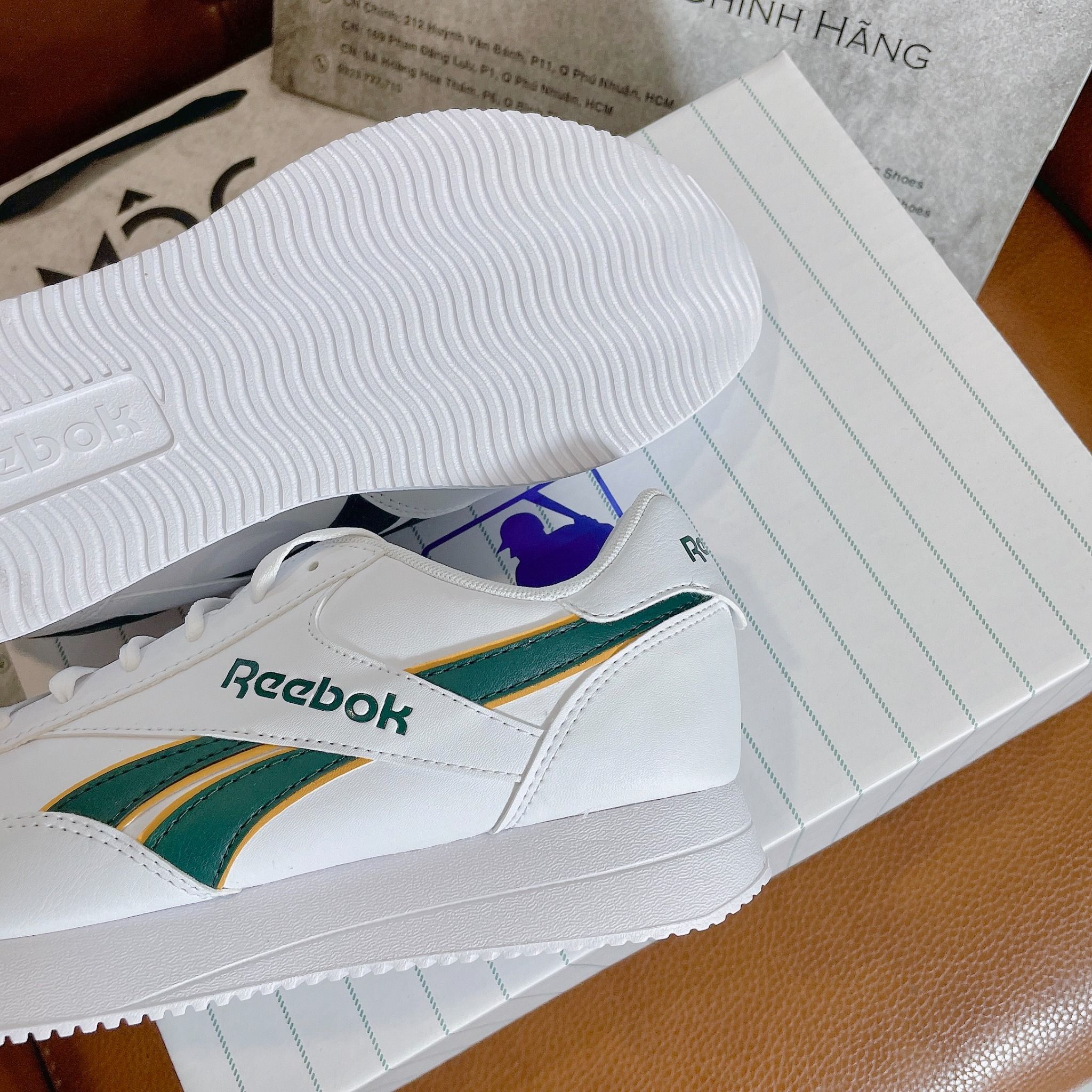  2230 - HÀNG CHÍNH HÃNG - GIÀY REEBOK V2 -  (6206) Trắng Logo xanh Lá *Viền Vàng* 