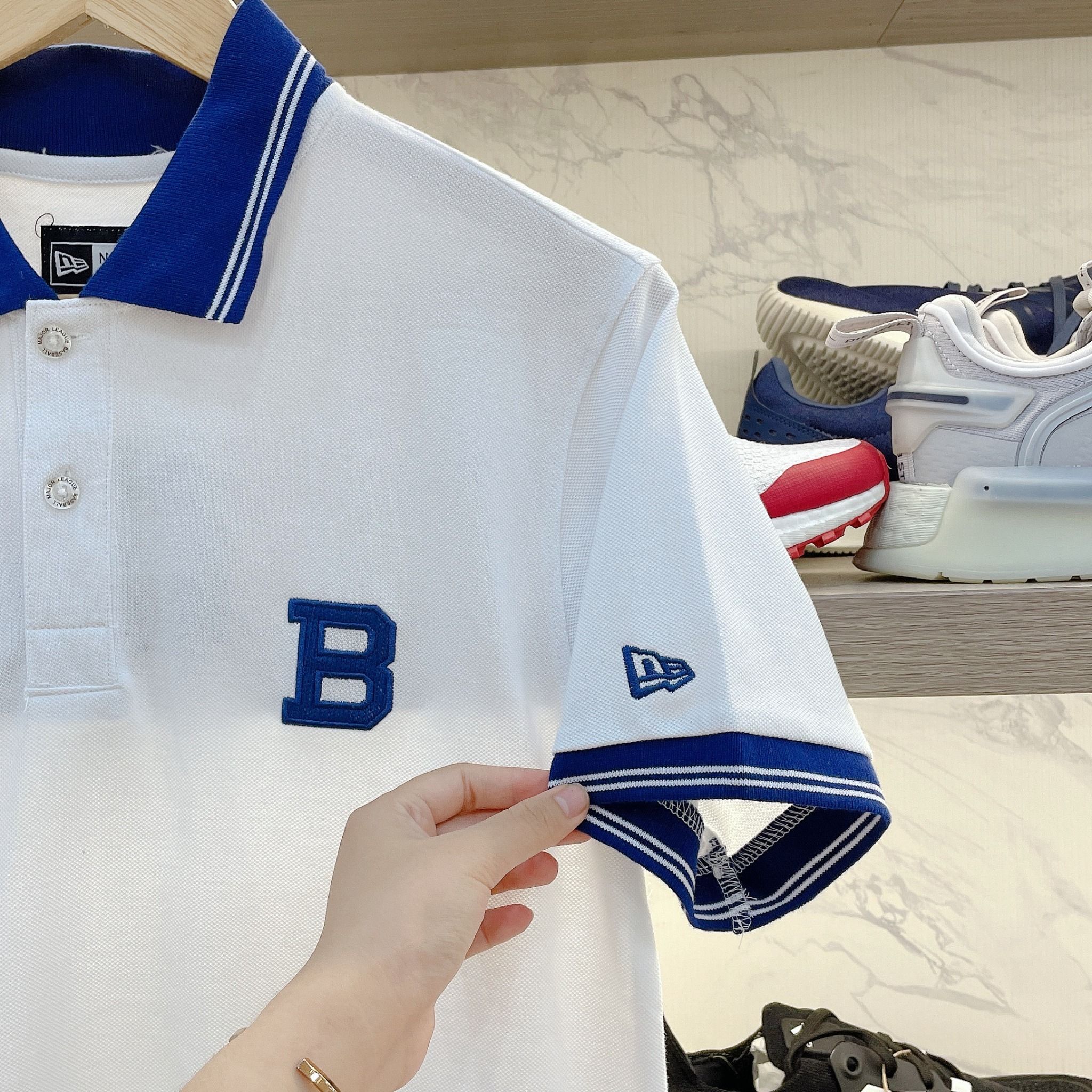 2244 - HÀNG CHÍNH HÃNG - ÁO THUN POLO NEW ERA - LOGO B THÊU XANH - TRẮNG