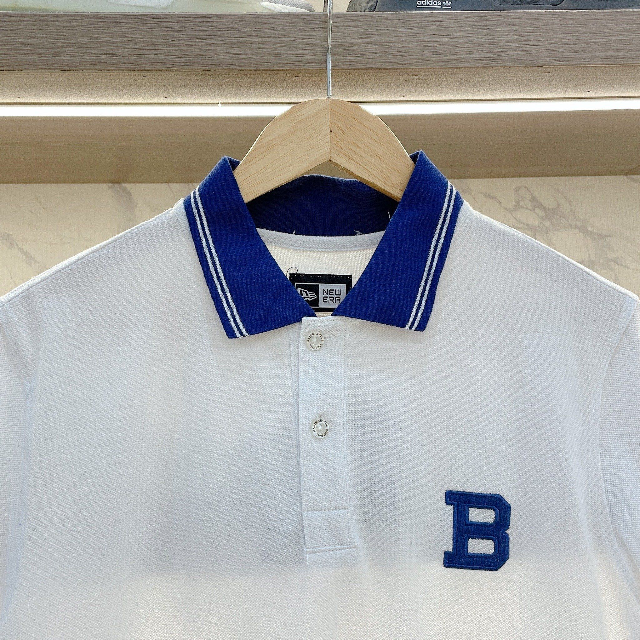 2244 - HÀNG CHÍNH HÃNG - ÁO THUN POLO NEW ERA - LOGO B THÊU XANH - TRẮNG