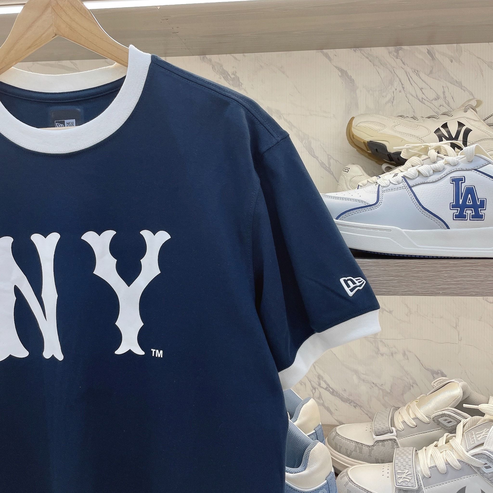 2263 - HÀNG CHÍNH HÃNG - ÁO THUN NEW ERA - NY VIỀN CỔ TRẮNG - NAVY - CODE : 11929725