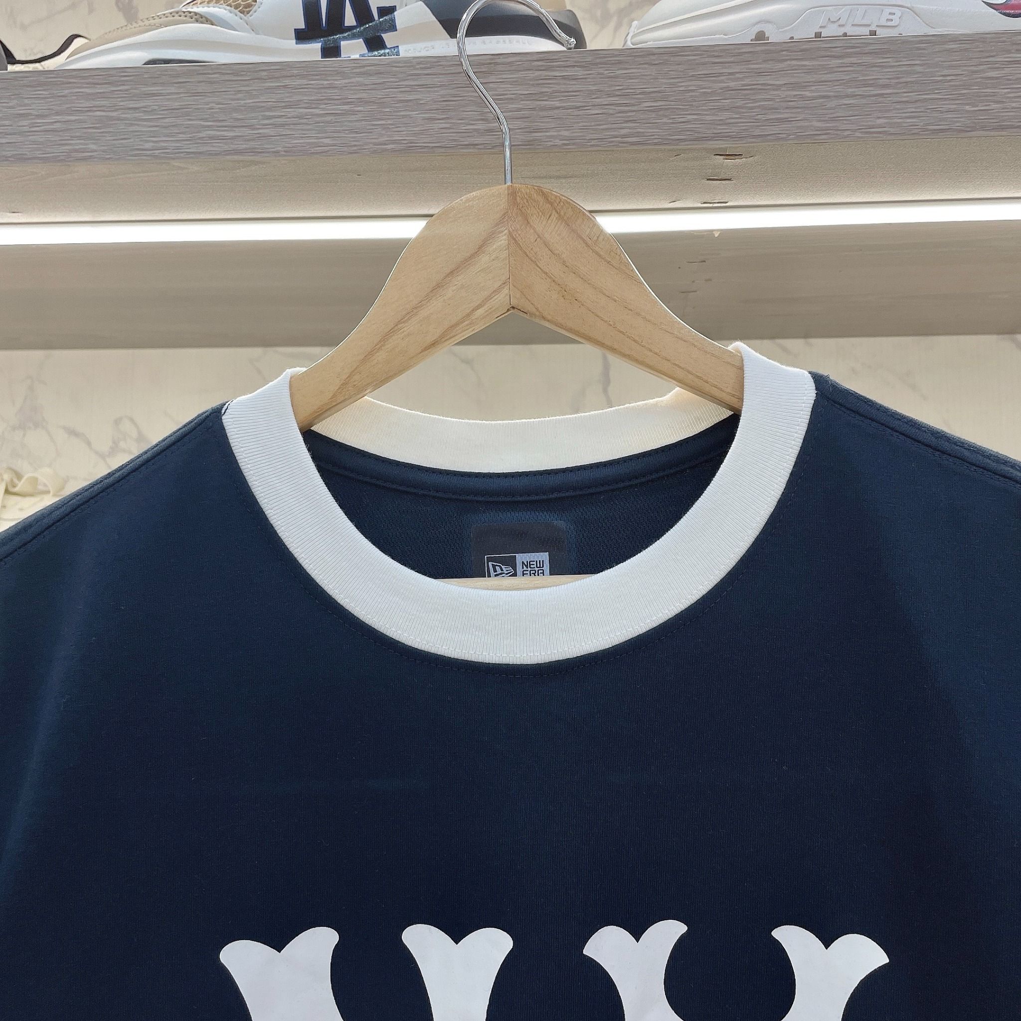 2263 - HÀNG CHÍNH HÃNG - ÁO THUN NEW ERA - NY VIỀN CỔ TRẮNG - NAVY - CODE : 11929725