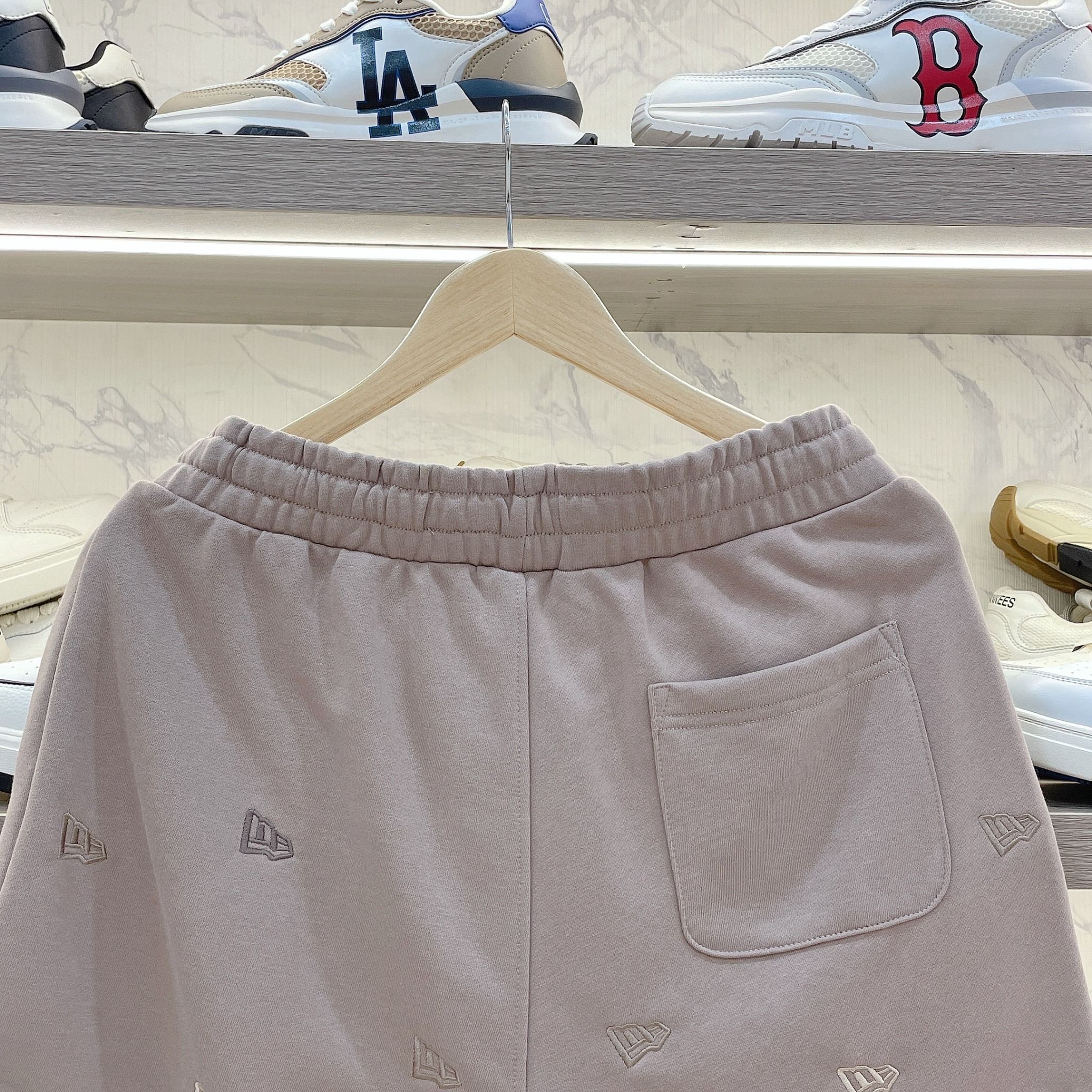 2267 - HÀNG CHÍNH HÃNG - QUẦN SHORT NEW ERA - NHIỀU LOGO NE - NÂU - CODE: 14187408