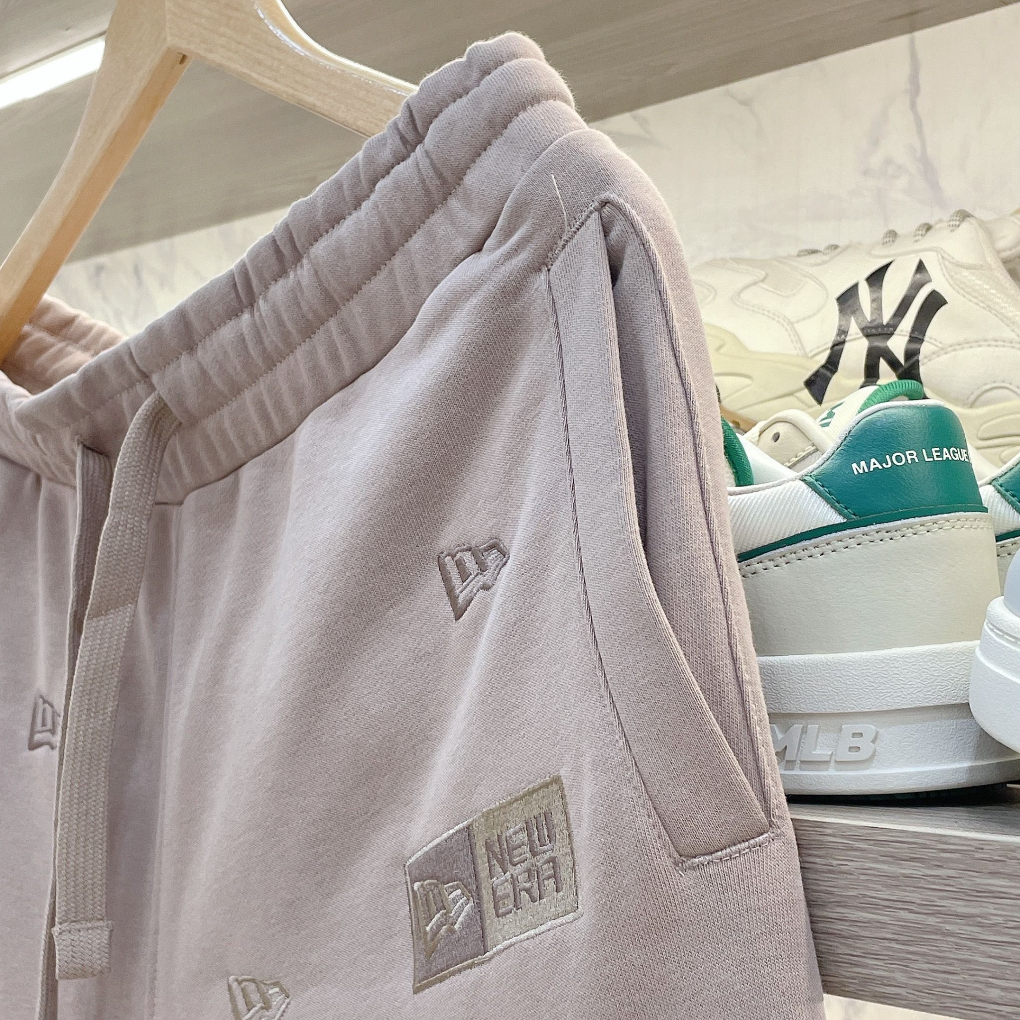 2267 - HÀNG CHÍNH HÃNG - QUẦN SHORT NEW ERA - NHIỀU LOGO NE - NÂU - CODE: 14187408