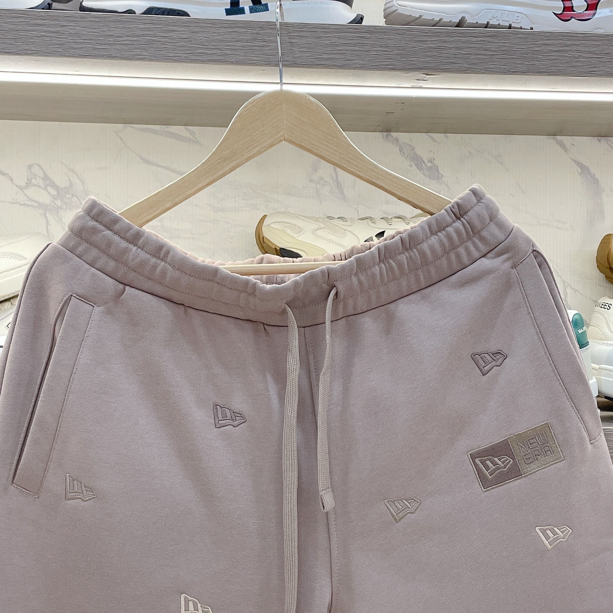 2267 - HÀNG CHÍNH HÃNG - QUẦN SHORT NEW ERA - NHIỀU LOGO NE - NÂU - CODE: 14187408