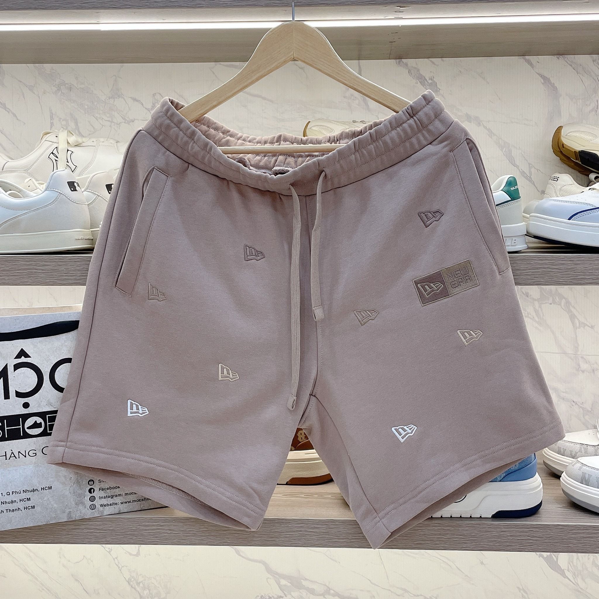 2267 - HÀNG CHÍNH HÃNG - QUẦN SHORT NEW ERA - NHIỀU LOGO NE - NÂU - CODE: 14187408