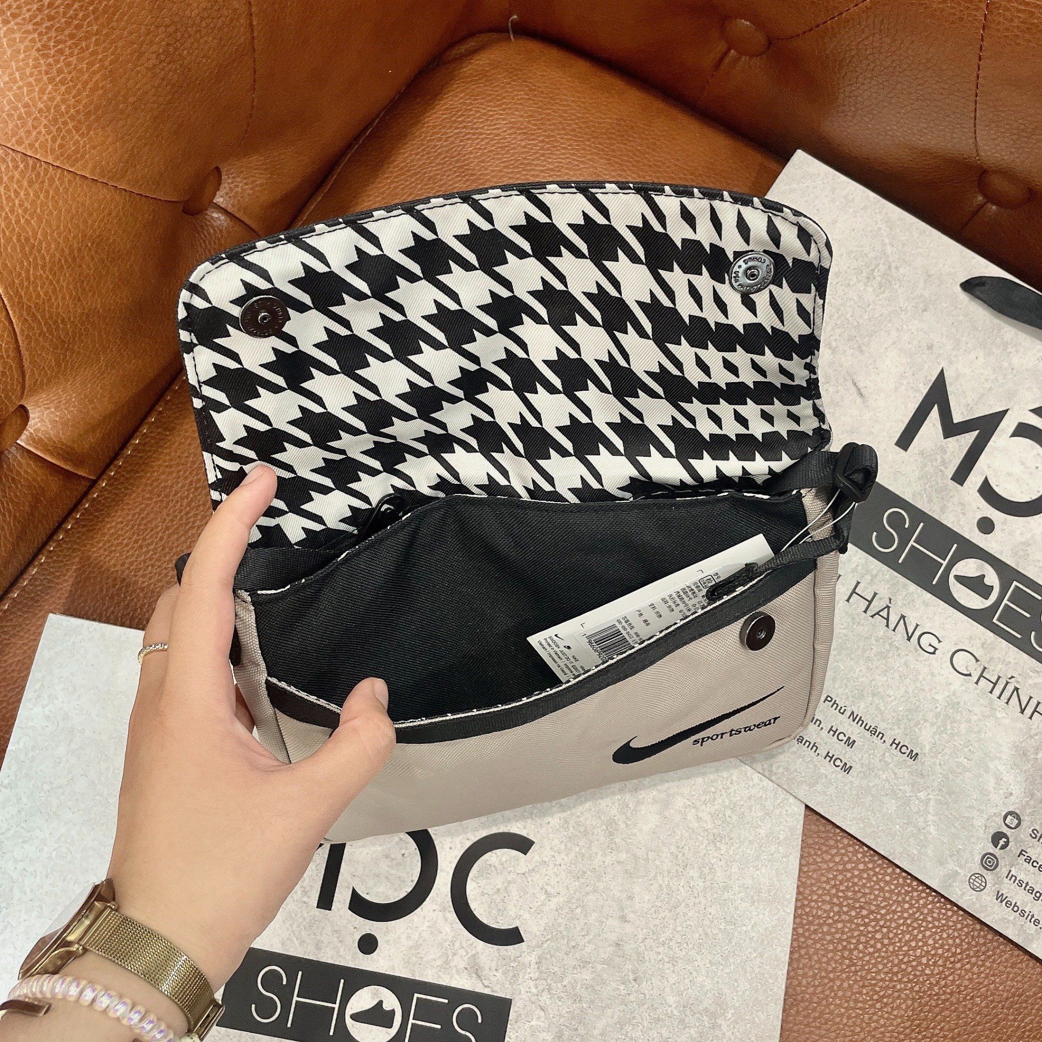 2273 - HÀNG CHÍNH HÃNG - TÚI NIKE FUTURA CROSS BODY BAG - ĐEN / TAN *CODE: FB2858-010