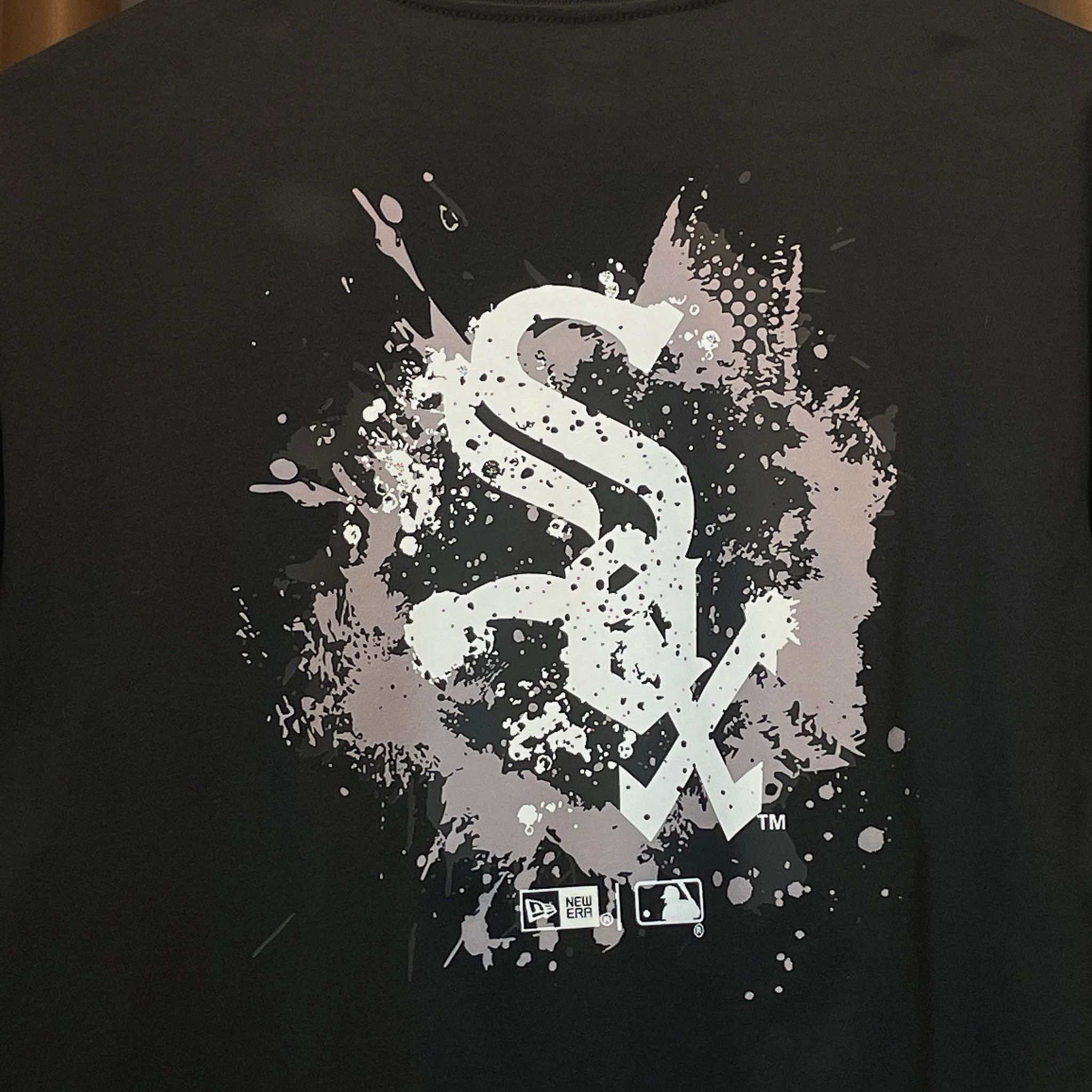 2281 - HÀNG CHÍNH HÃNG - ÁO THUN NEW ERA - CHICAGO VẨY SƠN - ĐEN - CODE: 14179145