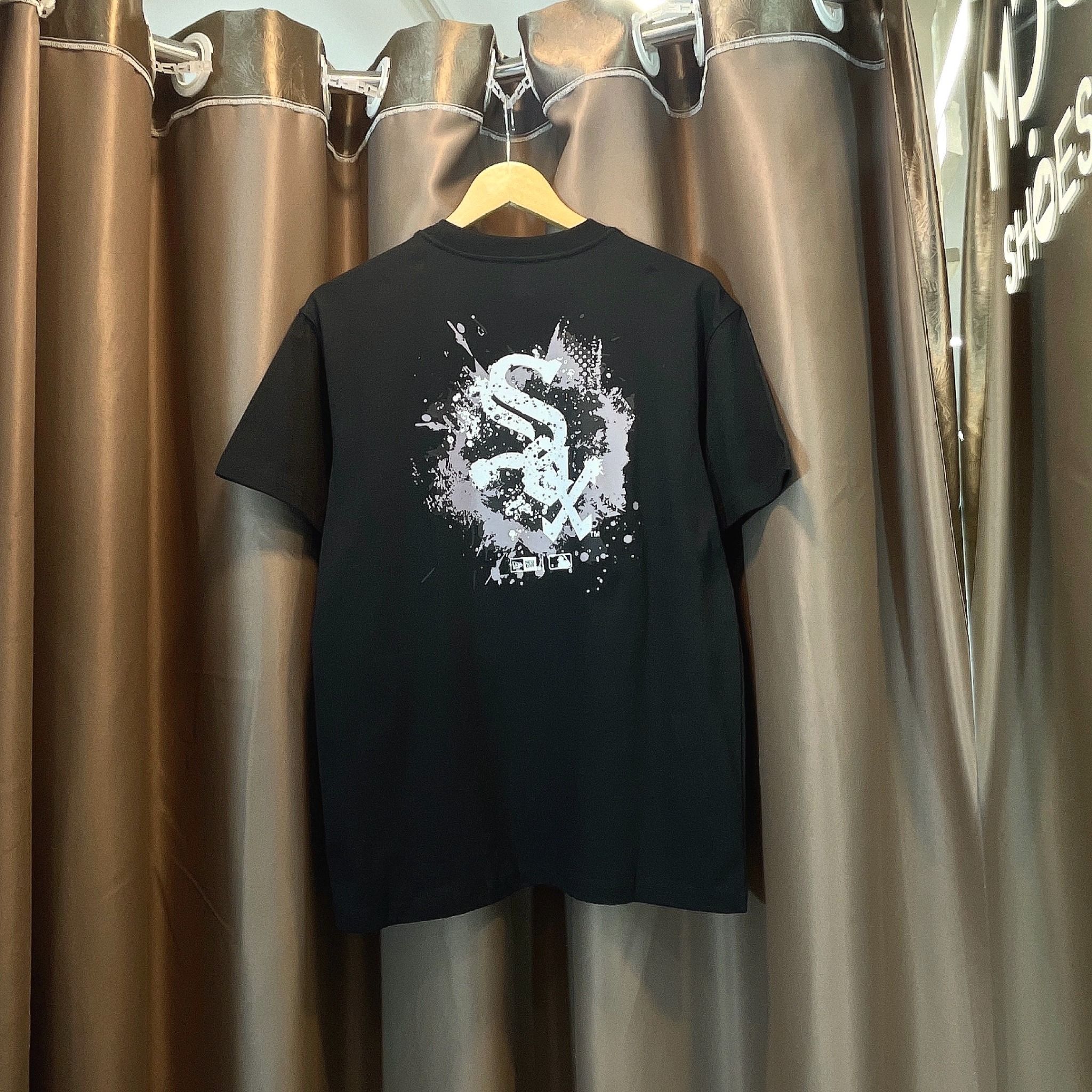 2281 - HÀNG CHÍNH HÃNG - ÁO THUN NEW ERA - CHICAGO VẨY SƠN - ĐEN - CODE: 14179145