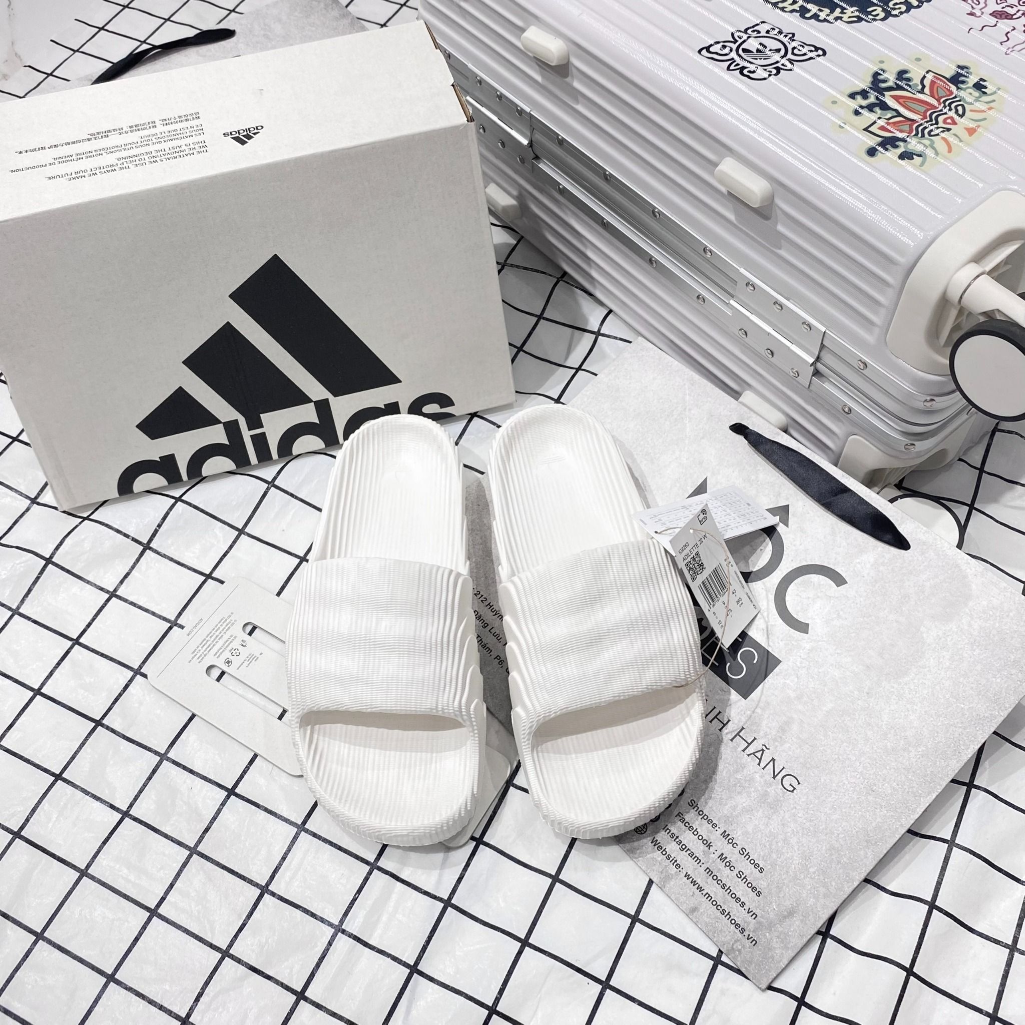 1104 - HÀNG CHÍNH HÃNG - DÉP ADIDAS 22 - BẬC THANG * MÀU TRẮNG * Code: HQ4672