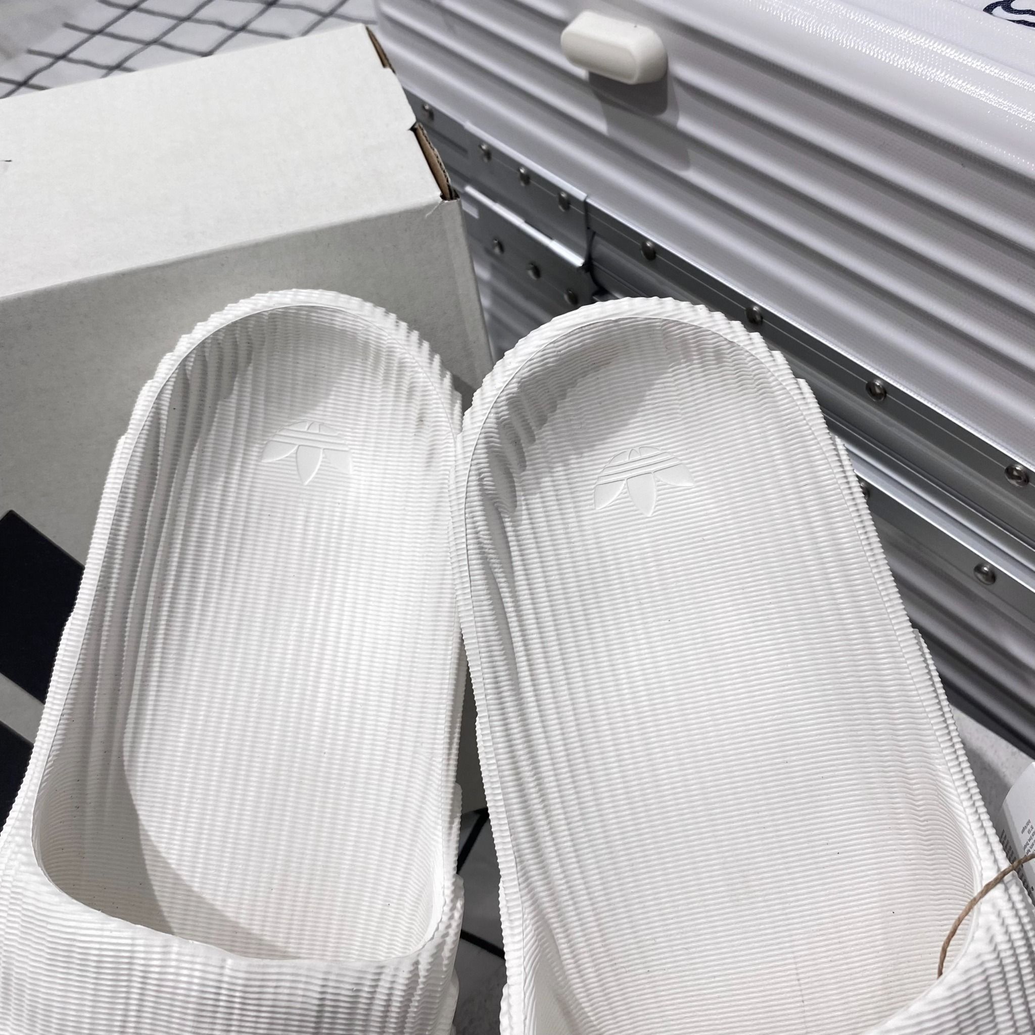 1104 - HÀNG CHÍNH HÃNG - DÉP ADIDAS 22 - BẬC THANG * MÀU TRẮNG * Code: HQ4672