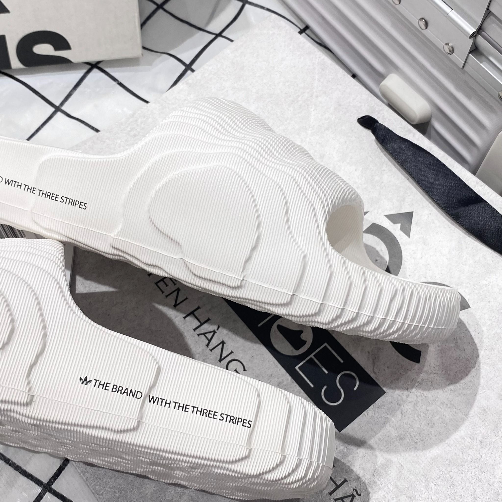 1104 - HÀNG CHÍNH HÃNG - DÉP ADIDAS 22 - BẬC THANG * MÀU TRẮNG * Code: HQ4672