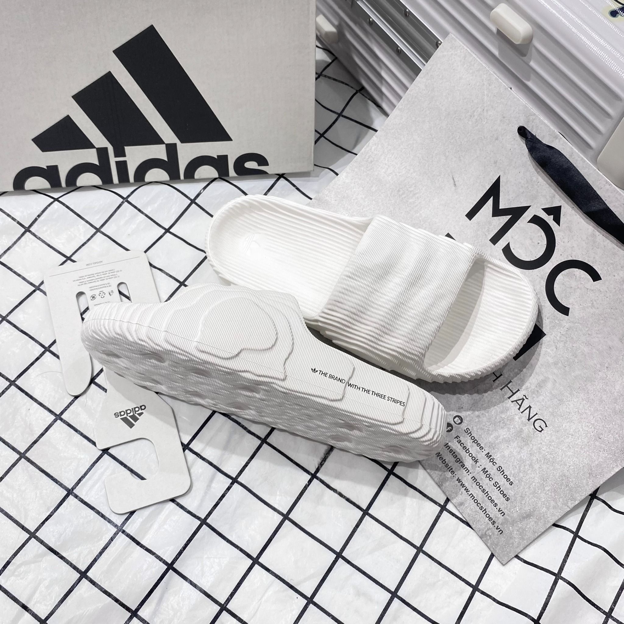 1104 - HÀNG CHÍNH HÃNG - DÉP ADIDAS 22 - BẬC THANG * MÀU TRẮNG * Code: HQ4672