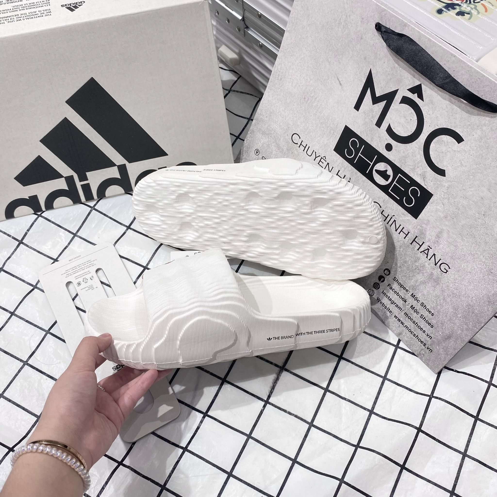 1104 - HÀNG CHÍNH HÃNG - DÉP ADIDAS 22 - BẬC THANG * MÀU TRẮNG * Code: HQ4672