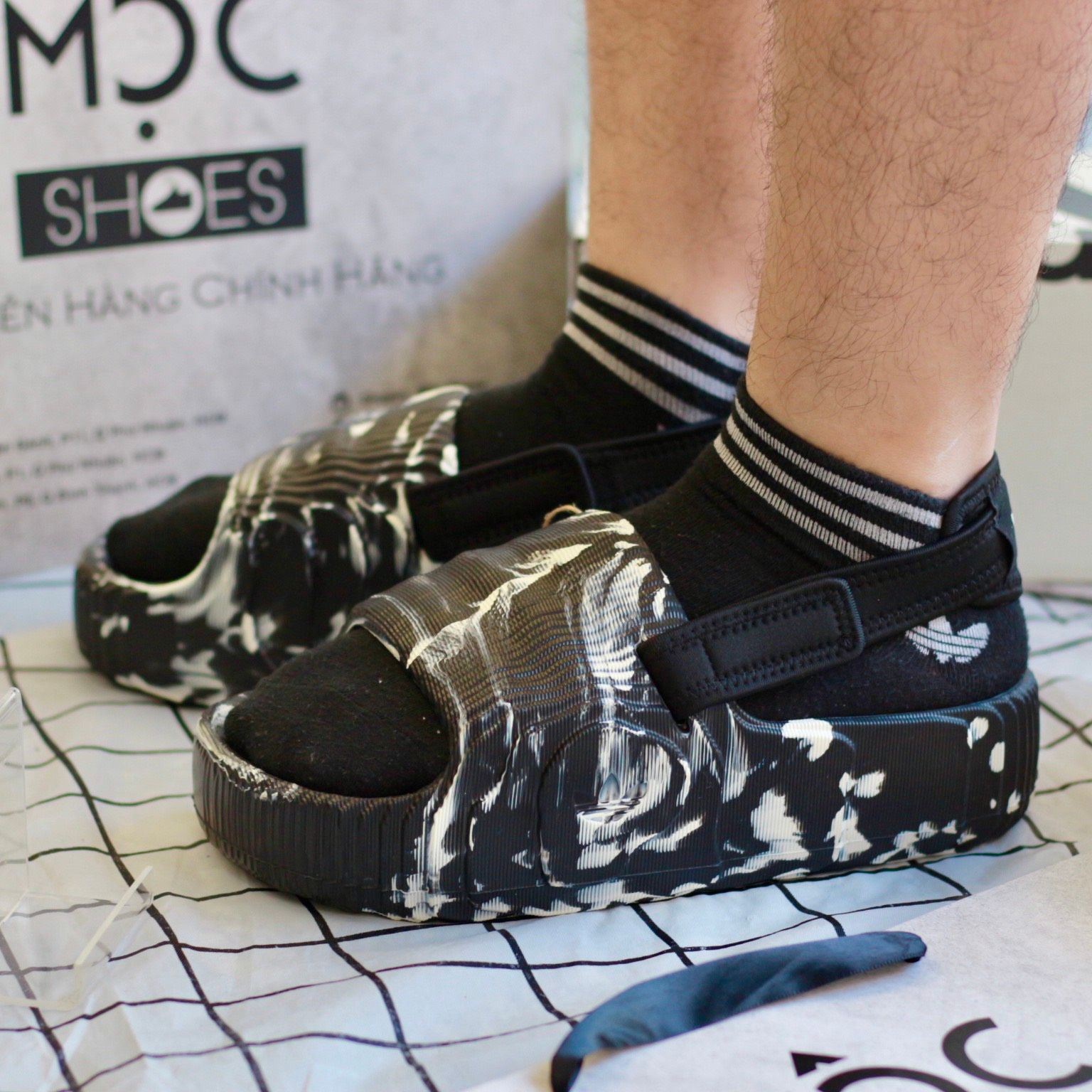 2342 - HÀNG CHÍNH HÃNG - DÉP ADIDAS 22 XLG - ĐEN LOANG TRẮNG