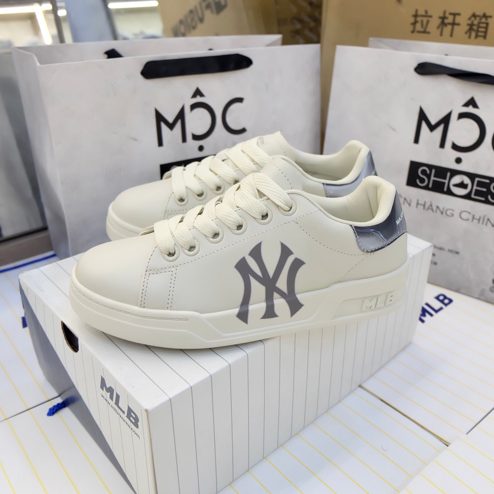 2374 - HÀNG CHÍNH HÃNG - GIÀY MLB Giày MLB - Chunky Classic A - NY YANKEES TAN - CODE: 3ASXCCB3N-43CRS