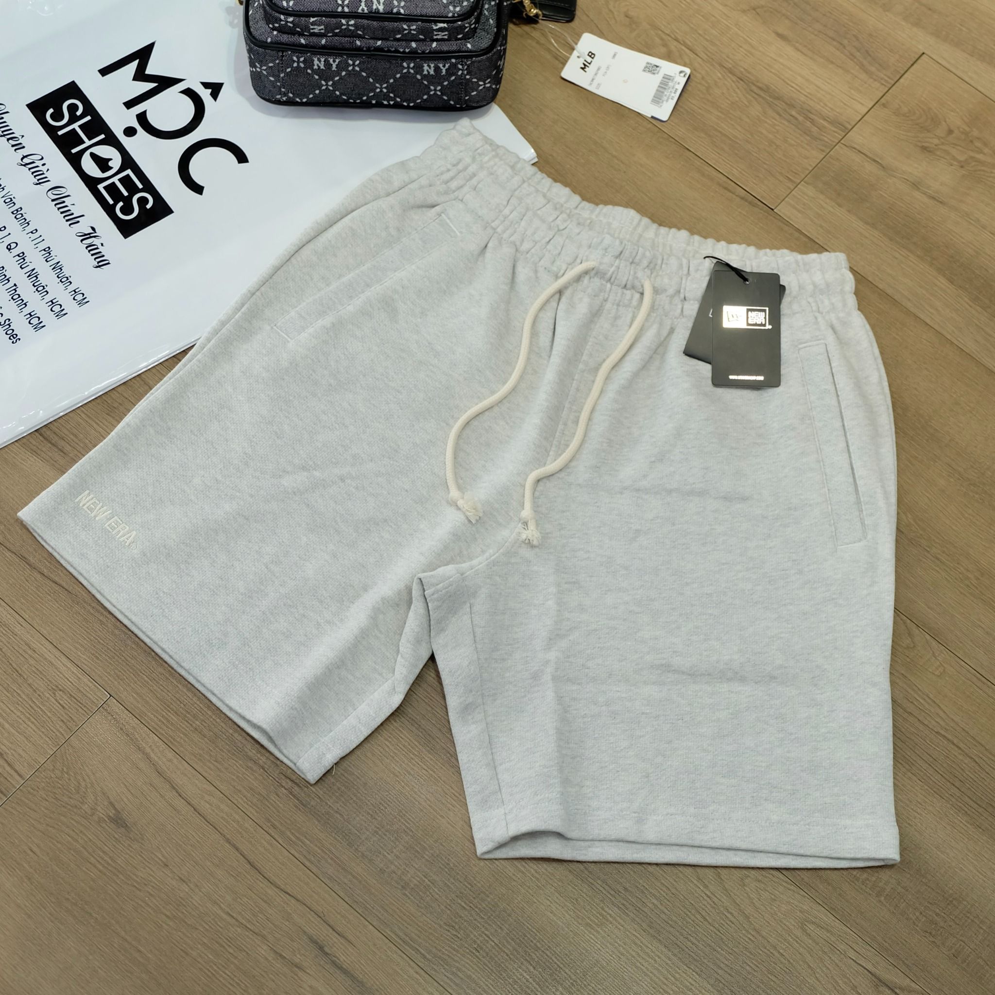 2369 - HÀNG CHÍNH HÃNG - QUẦN NEW ERA SHORT - CHỮ NE - XÁM - CODE: 13546526