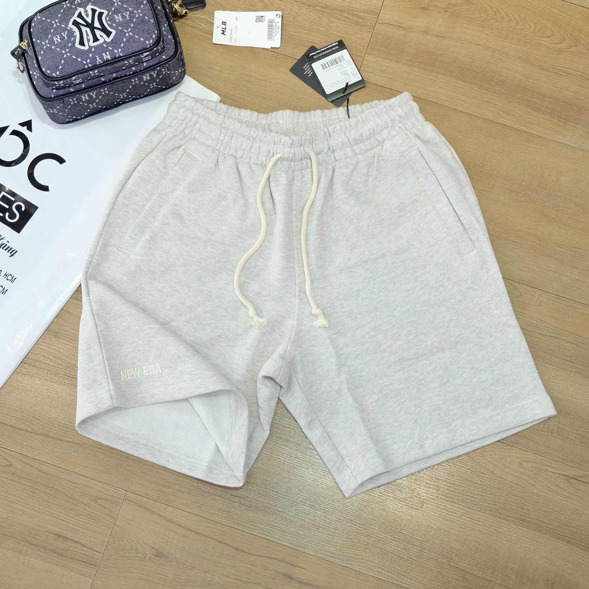 2369 - HÀNG CHÍNH HÃNG - QUẦN NEW ERA SHORT - CHỮ NE - XÁM - CODE: 13546526