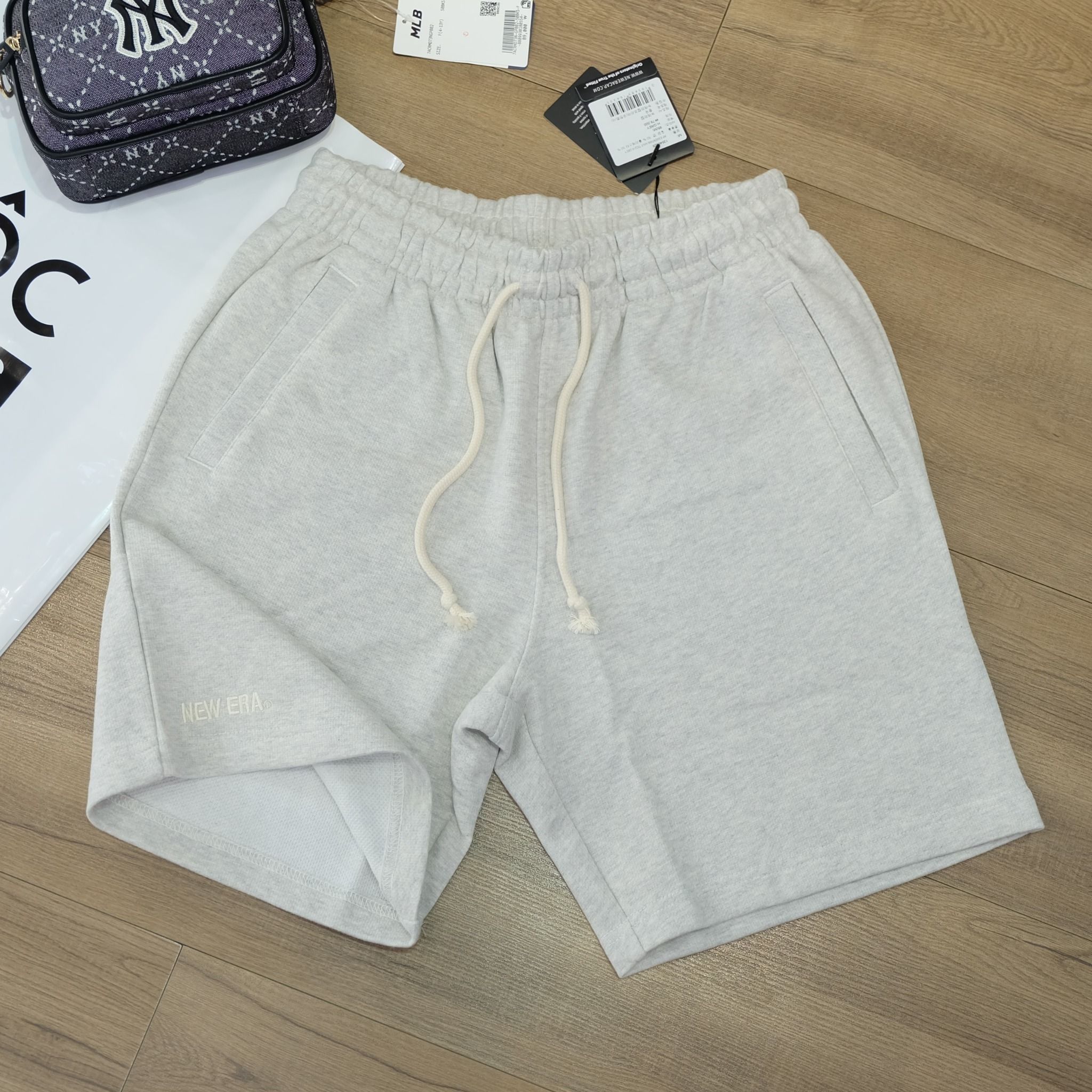 2369 - HÀNG CHÍNH HÃNG - QUẦN NEW ERA SHORT - CHỮ NE - XÁM - CODE: 13546526