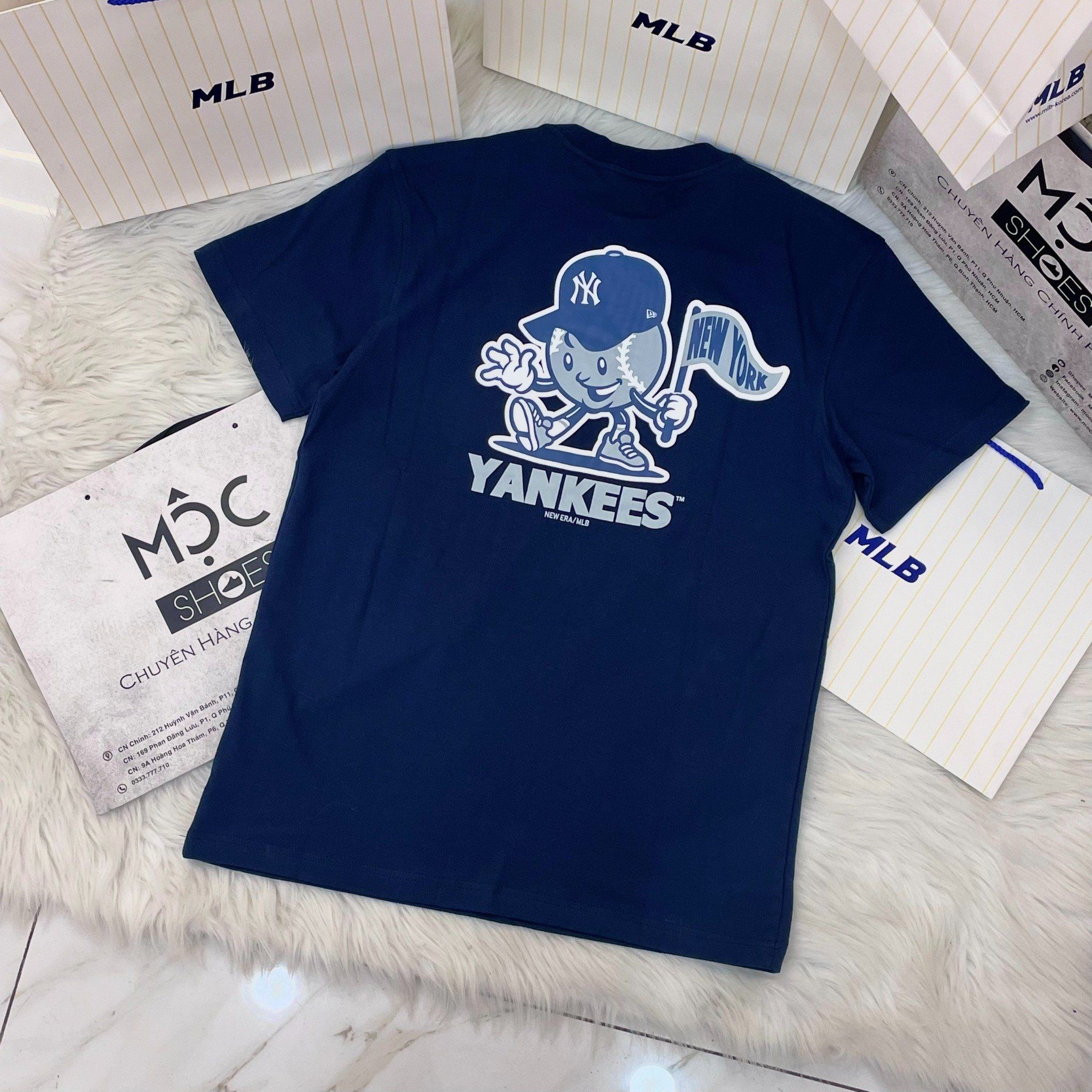 2394 - HÀNG CHÍNH HÃNG - ÁO THUN NEW ERA - NY BÓNG CHÀY CẦM CỜ - NAVY - CODE: 14326577