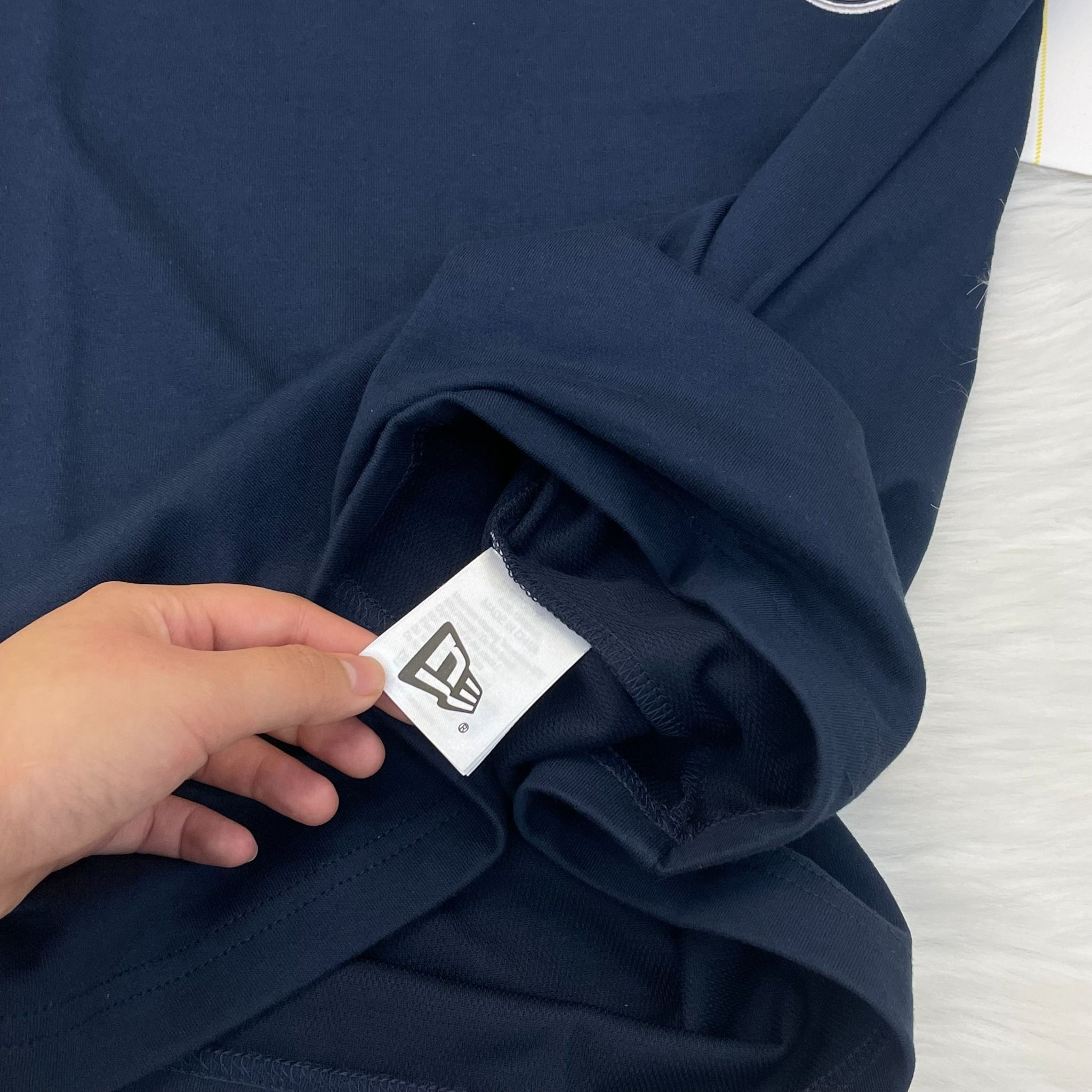 2394 - HÀNG CHÍNH HÃNG - ÁO THUN NEW ERA - NY BÓNG CHÀY CẦM CỜ - NAVY - CODE: 14326577