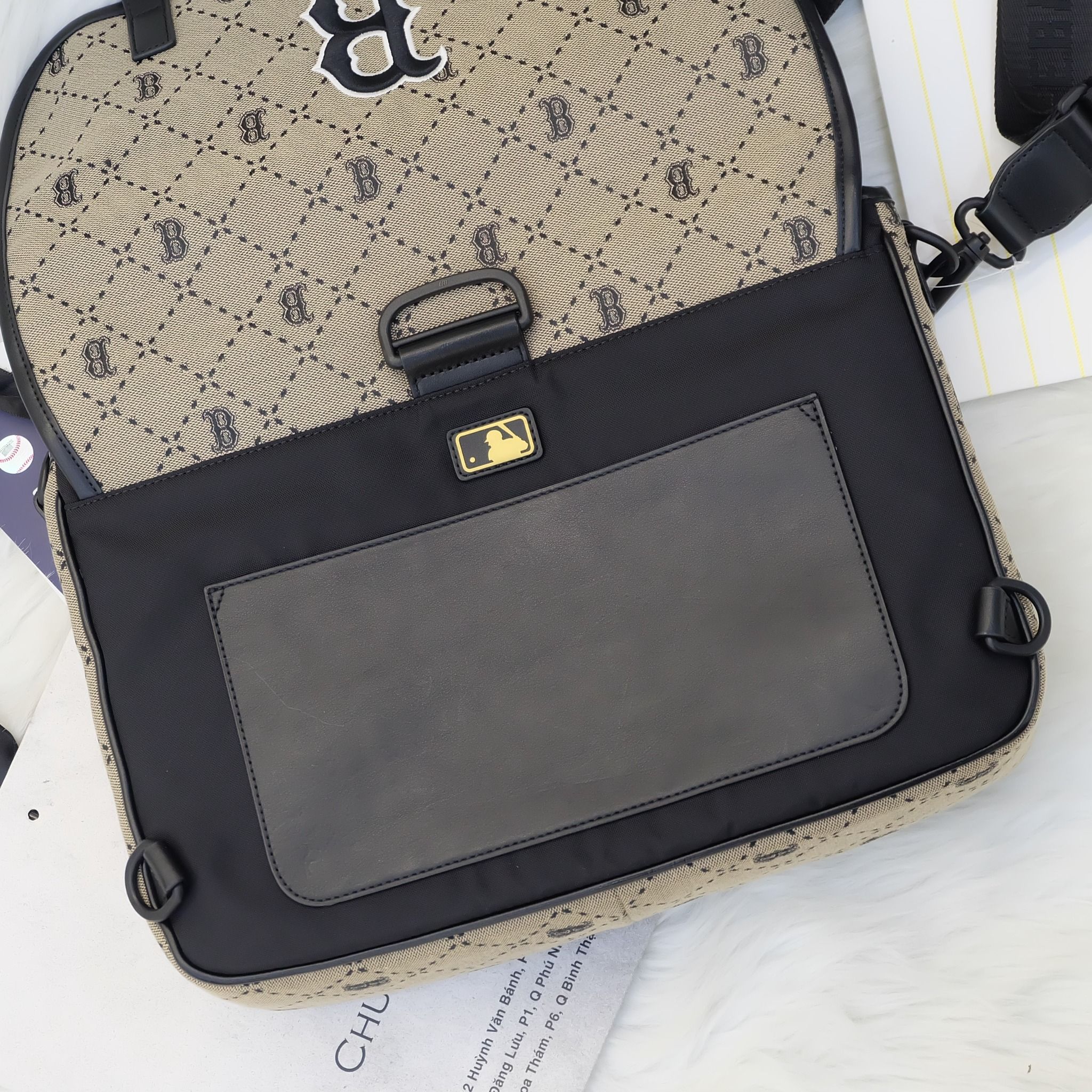 2395 - HÀNG CHÍNH HÃNG - Túi MLB Diamond Monogram Jacquard Boston Red Sox - Nâu Be - Code: 7ACRMD13N-43BGD