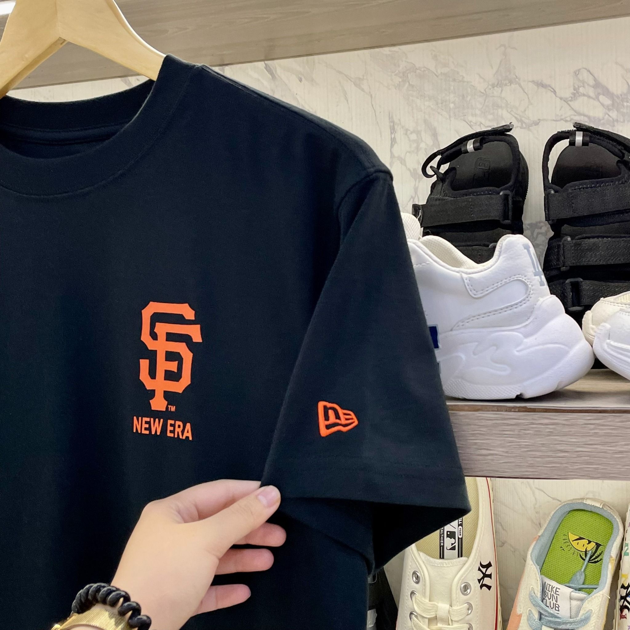 2402 - HÀNG CHÍNH HÃNG - ÁO THUN NEW ERA x MLB - LOGO SD - ĐEN - CODE: 14405335