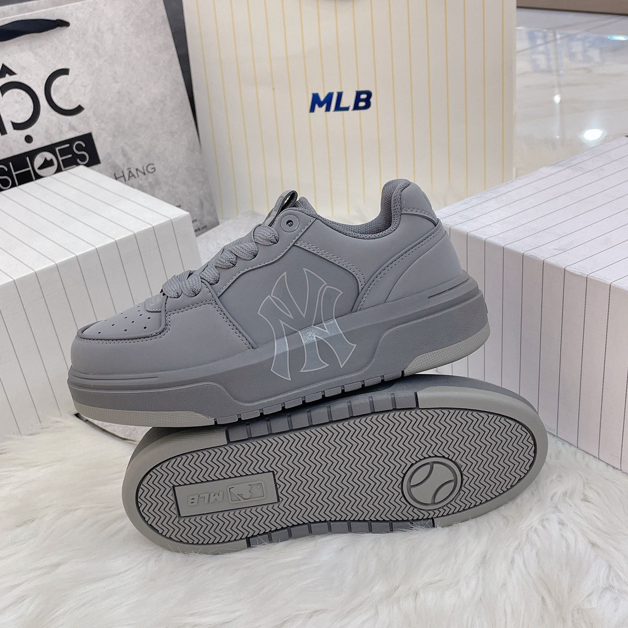 2437- HÀNG CHÍNH HÃNG - Giày MLB Liner - NY Bạc - Xám Than - *RB*