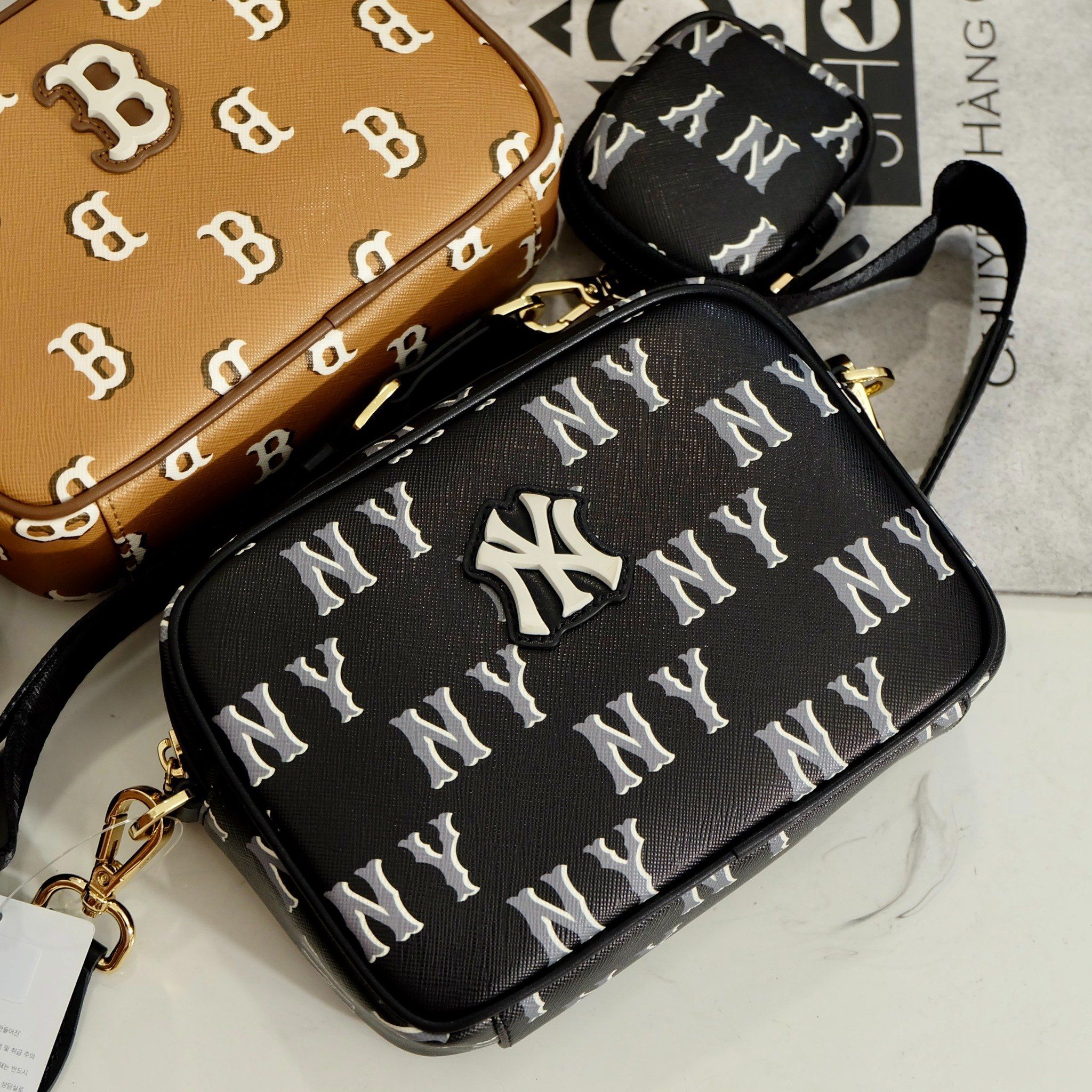 2459 - HÀNG CHÍNH HÃNG - TÚI ĐEO CHÉO MLB NY MONOGGRAM DIA NEW YORK YANKEES - ĐEN - CODE: 7ACRM084N 50BKS