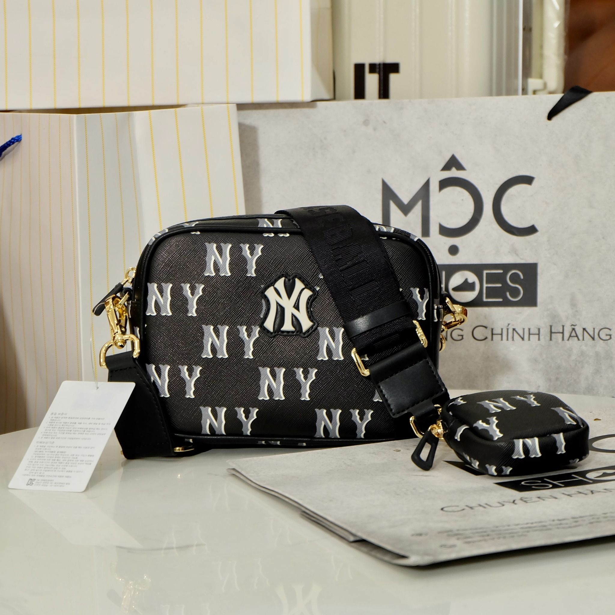 2459 - HÀNG CHÍNH HÃNG - TÚI ĐEO CHÉO MLB NY MONOGGRAM DIA NEW YORK YANKEES - ĐEN - CODE: 7ACRM084N 50BKS