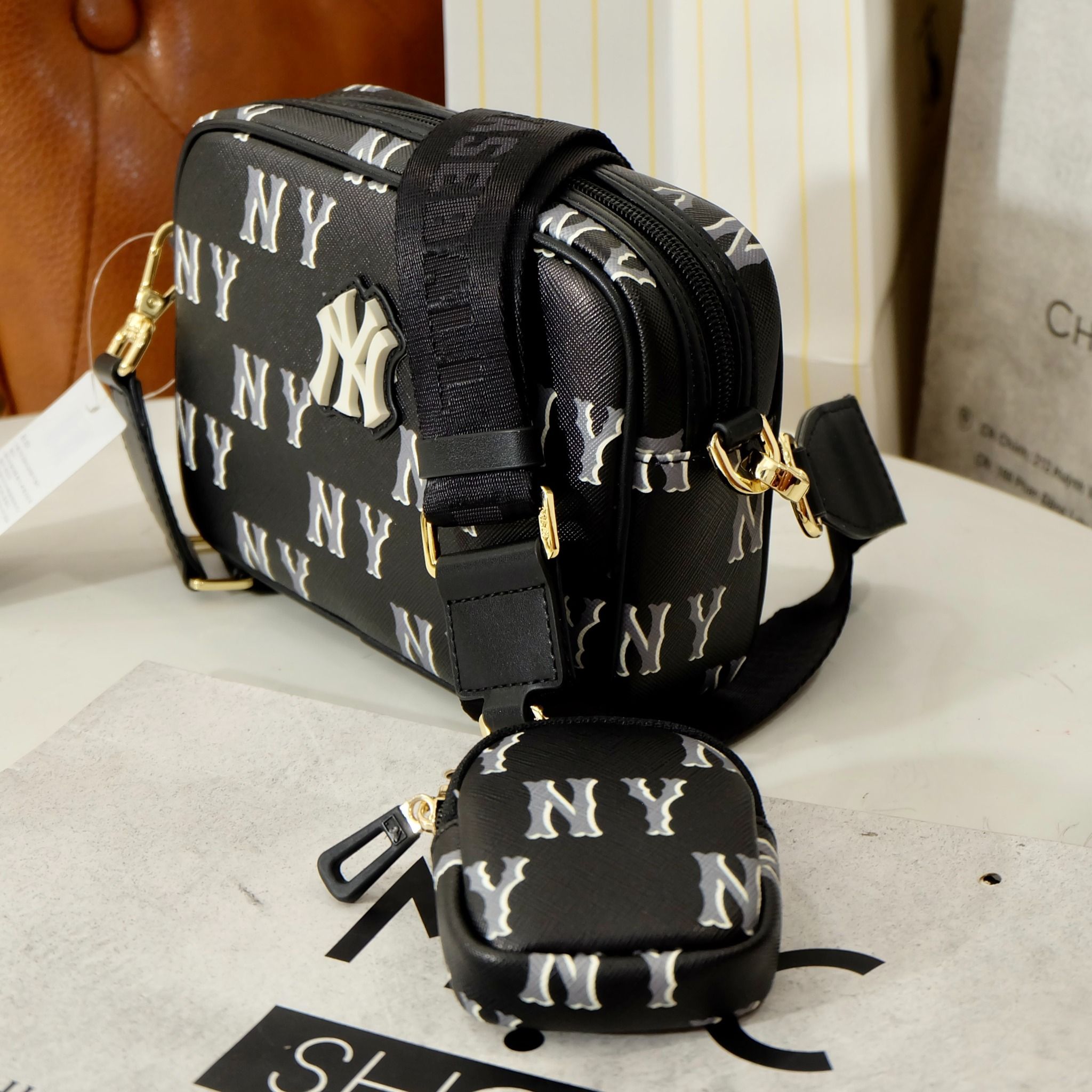 2459 - HÀNG CHÍNH HÃNG - TÚI ĐEO CHÉO MLB NY MONOGGRAM DIA NEW YORK YANKEES - ĐEN - CODE: 7ACRM084N 50BKS