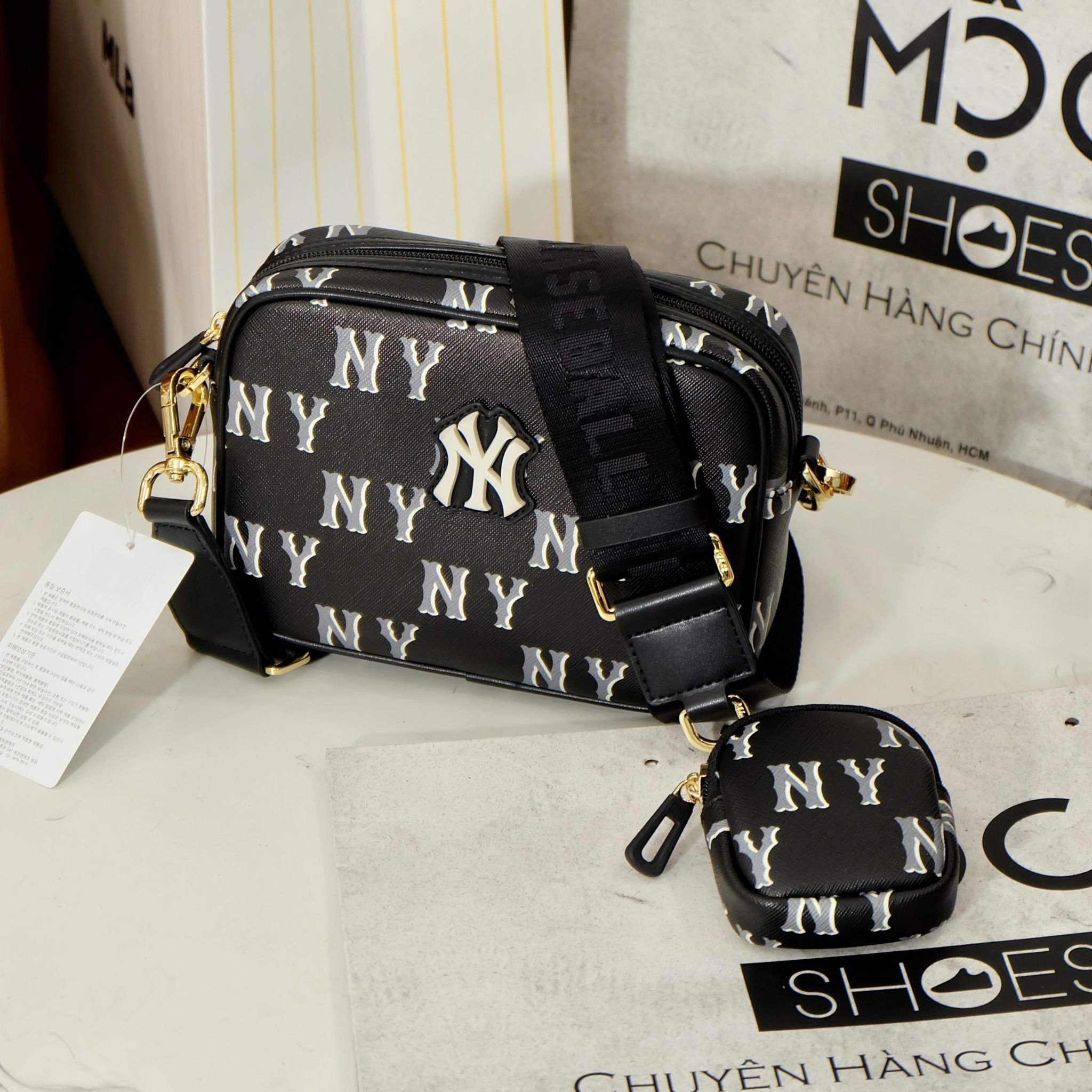 2459 - HÀNG CHÍNH HÃNG - TÚI ĐEO CHÉO MLB NY MONOGGRAM DIA NEW YORK YANKEES - ĐEN - CODE: 7ACRM084N 50BKS