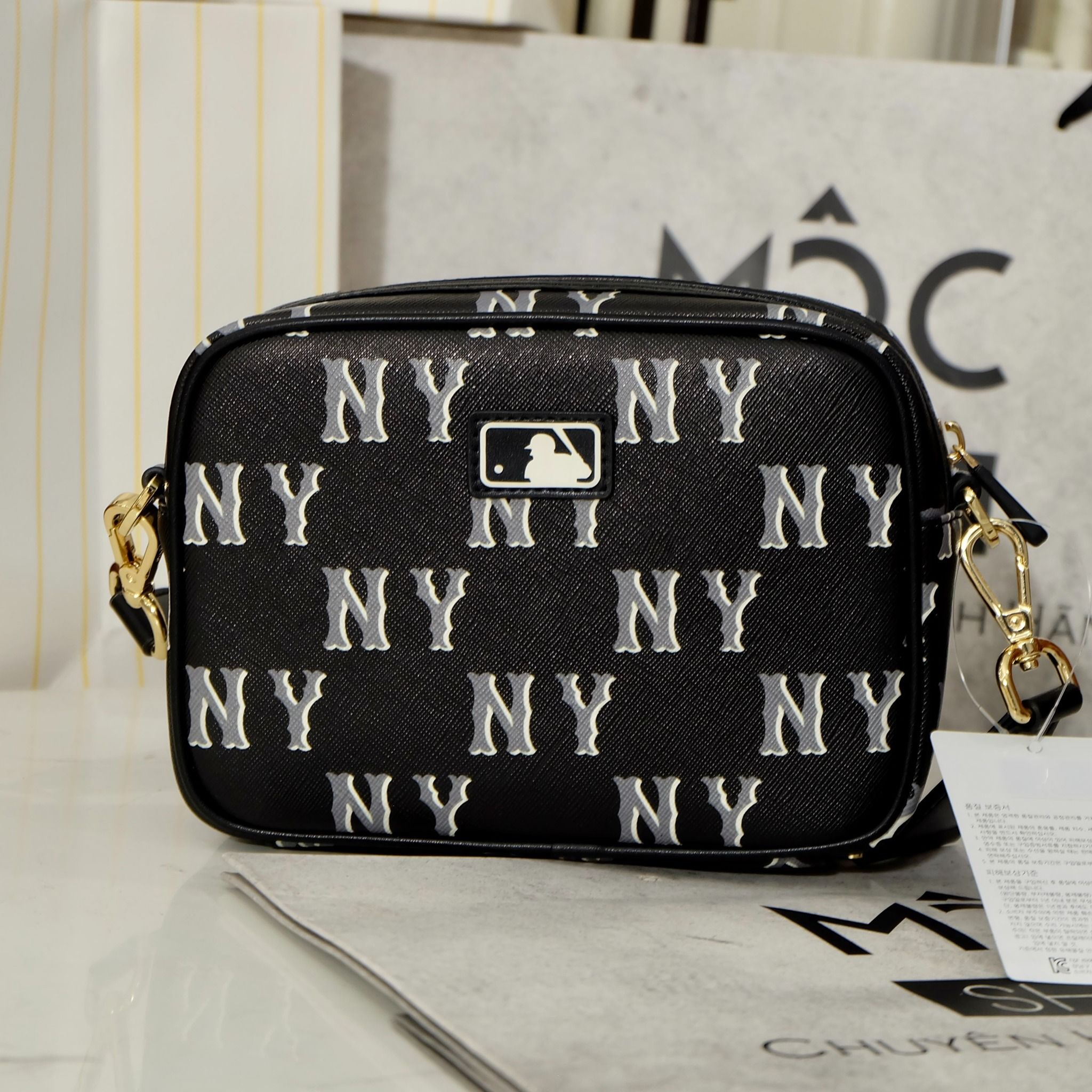 2459 - HÀNG CHÍNH HÃNG - TÚI ĐEO CHÉO MLB NY MONOGGRAM DIA NEW YORK YANKEES - ĐEN - CODE: 7ACRM084N 50BKS