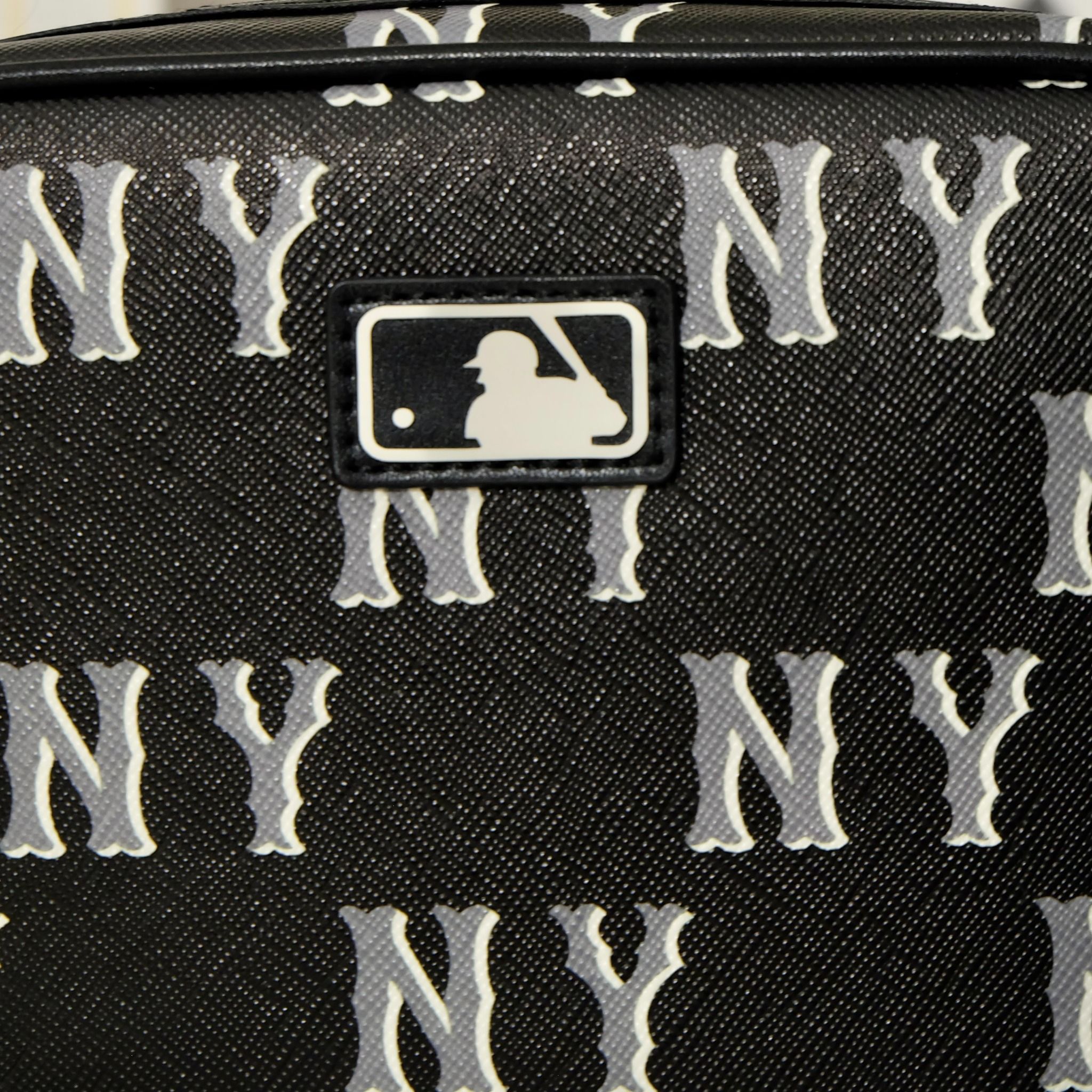 2459 - HÀNG CHÍNH HÃNG - TÚI ĐEO CHÉO MLB NY MONOGGRAM DIA NEW YORK YANKEES - ĐEN - CODE: 7ACRM084N 50BKS