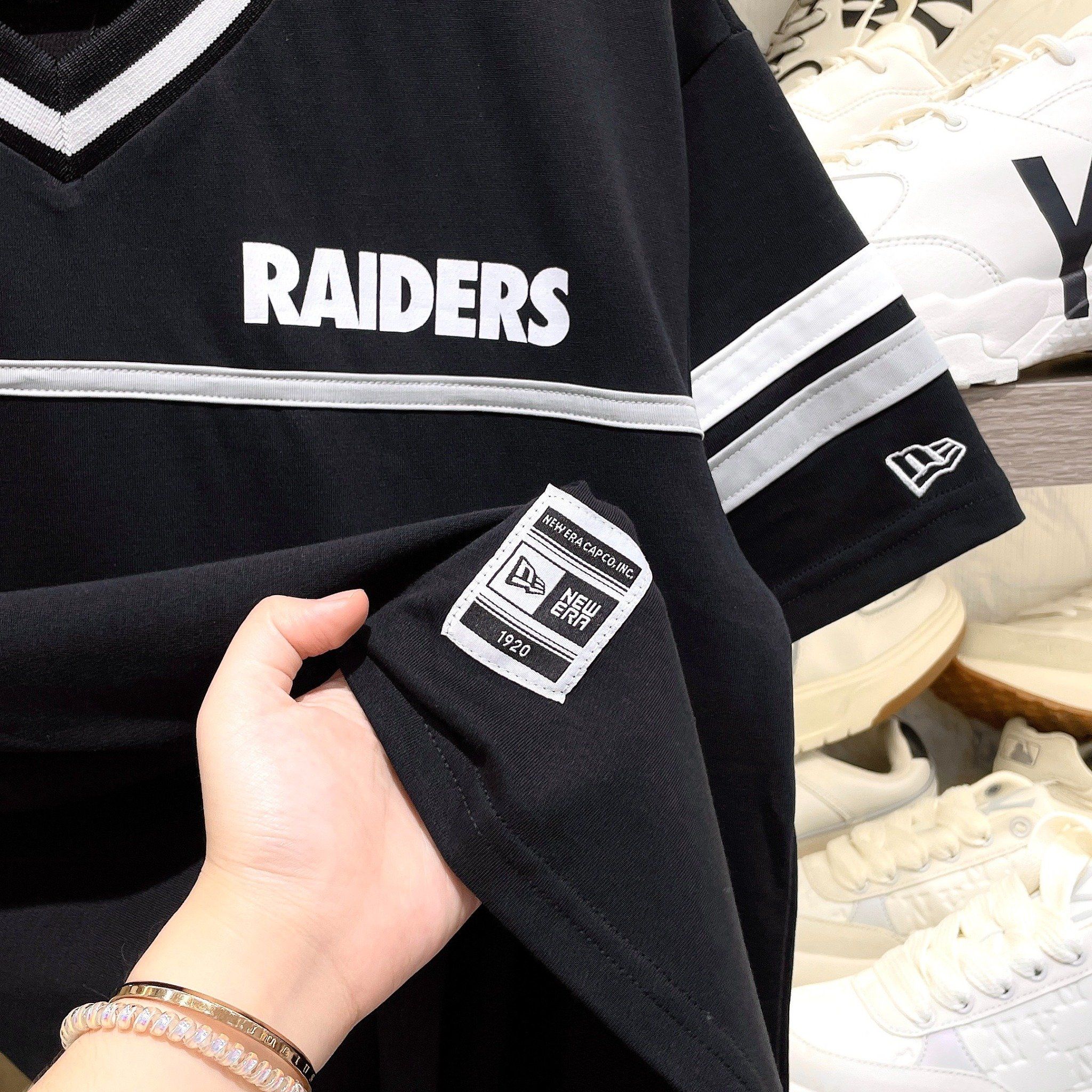 2481 - HÀNG CHÍNH HÃNG - ÁO THUN NEW ERA - RAIDER TAY KẺ SỌC - ĐEN - CODE: 13356296