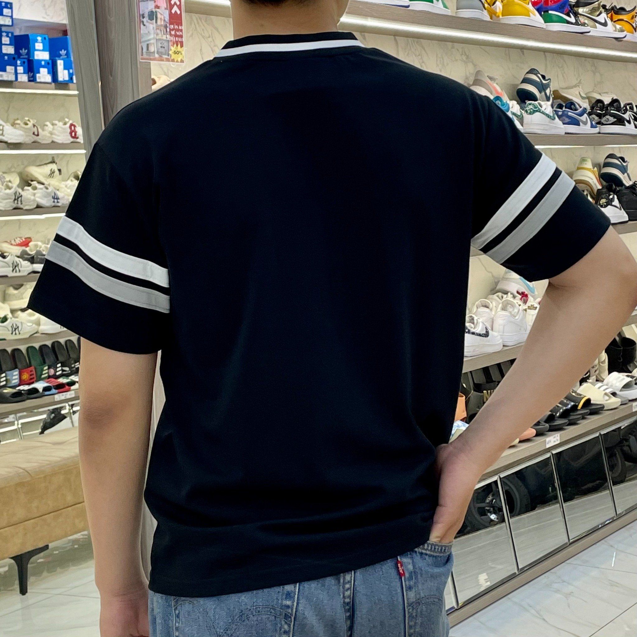2481 - HÀNG CHÍNH HÃNG - ÁO THUN NEW ERA - RAIDER TAY KẺ SỌC - ĐEN - CODE: 13356296