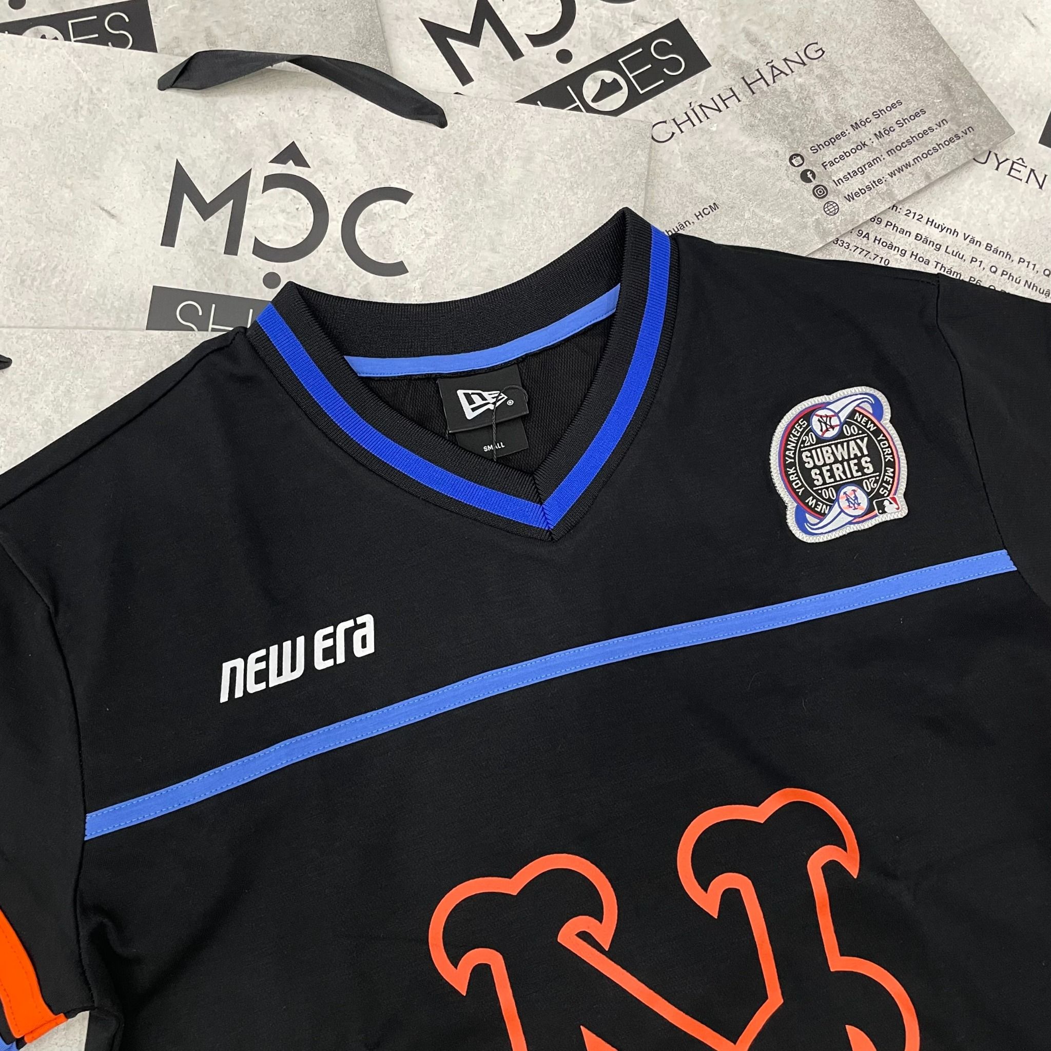 2479 - HÀNG CHÍNH HÃNG - ÁO THUN NEW ERA - METS TAY KẺ SỌC - ĐEN - CODE: 13505022