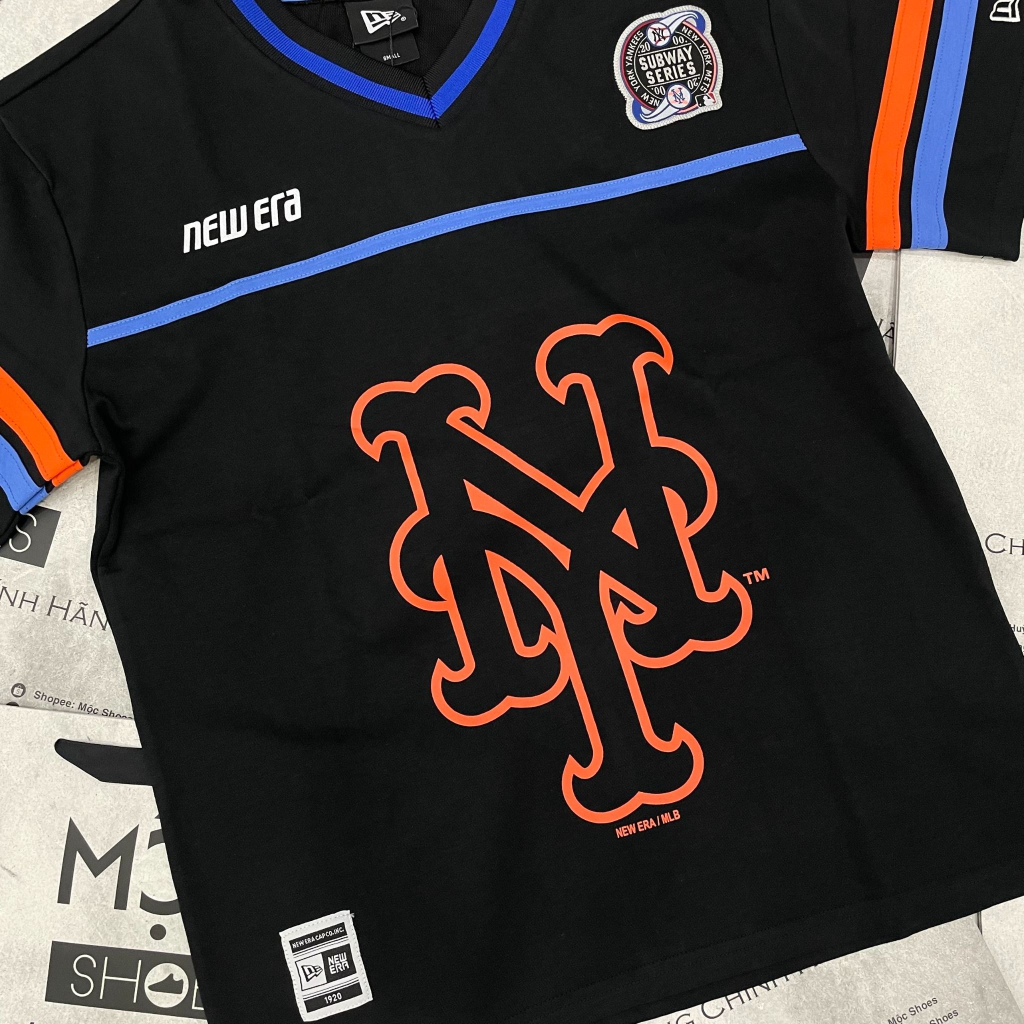 2479 - HÀNG CHÍNH HÃNG - ÁO THUN NEW ERA - METS TAY KẺ SỌC - ĐEN - CODE: 13505022