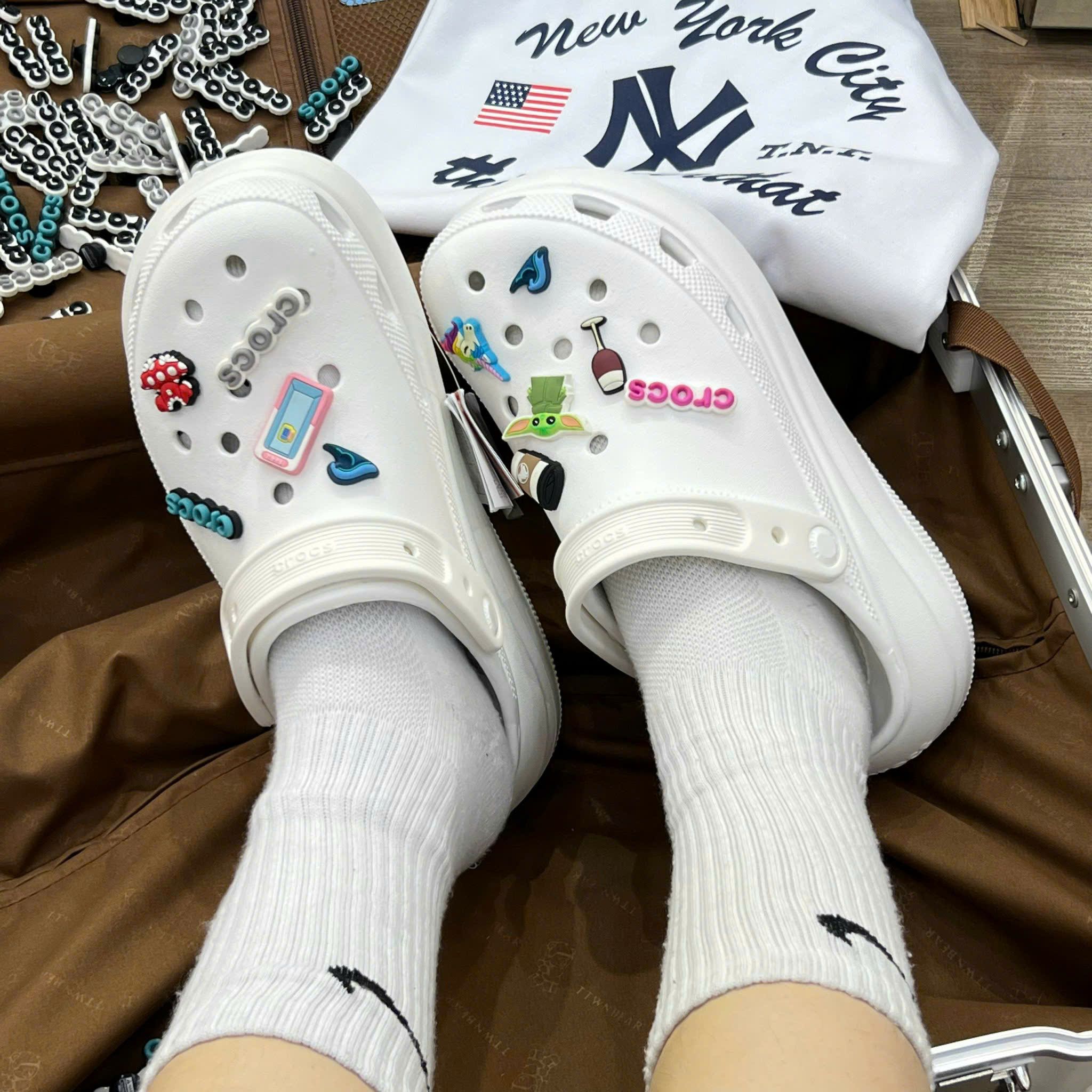 1375 - HÀNG CHÍNH HÃNG - GIÀY CLOG UNISEX CROCS CRUSH CLASSIC *ĐẾ CAO* - TRẮNG - CODE : 207521-100