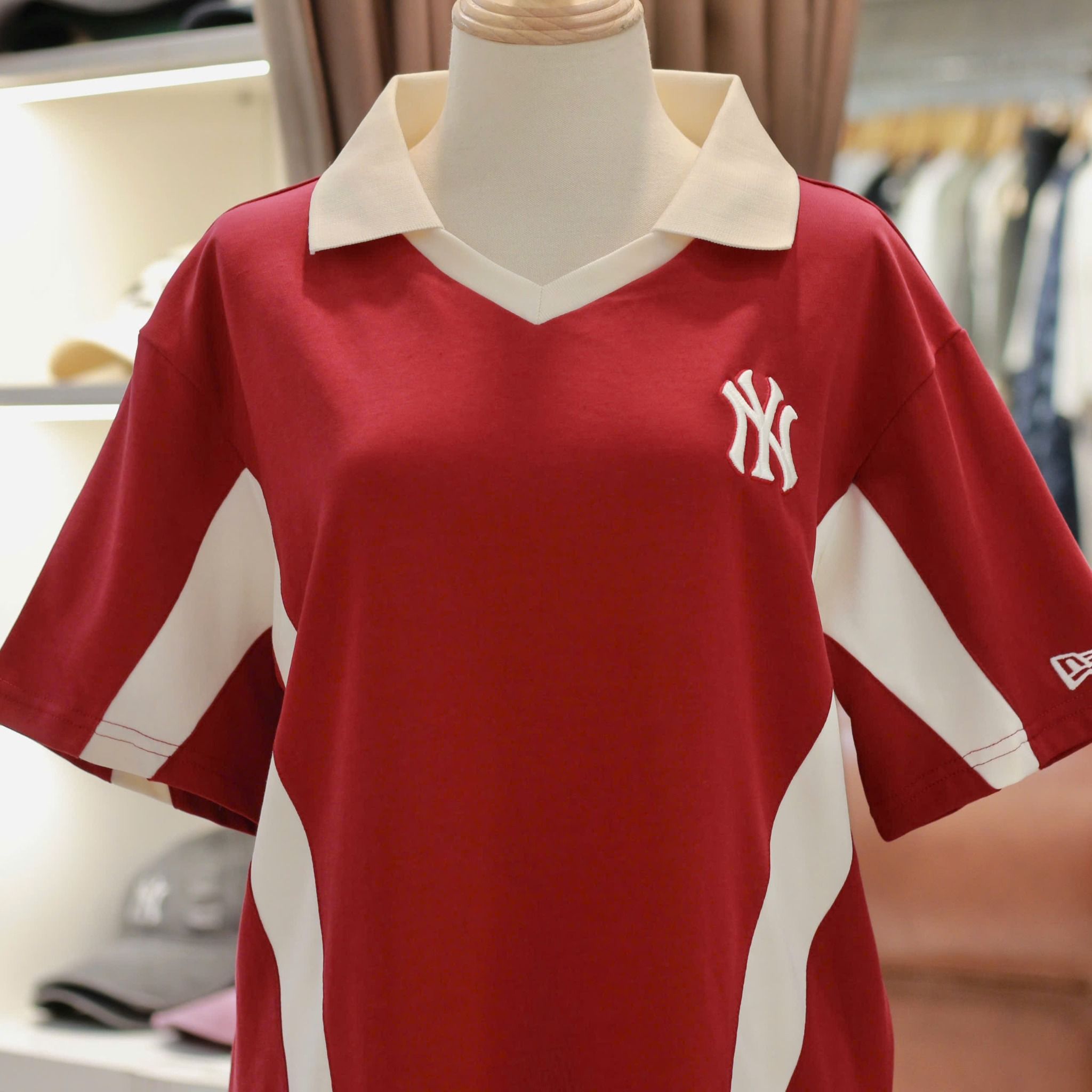 2589 - HÀNG CHÍNH HÃNG - ÁO THUN NEW ERA - POLO LOGO NY VIỀN KEM - ĐỎ - CODE: 14113662