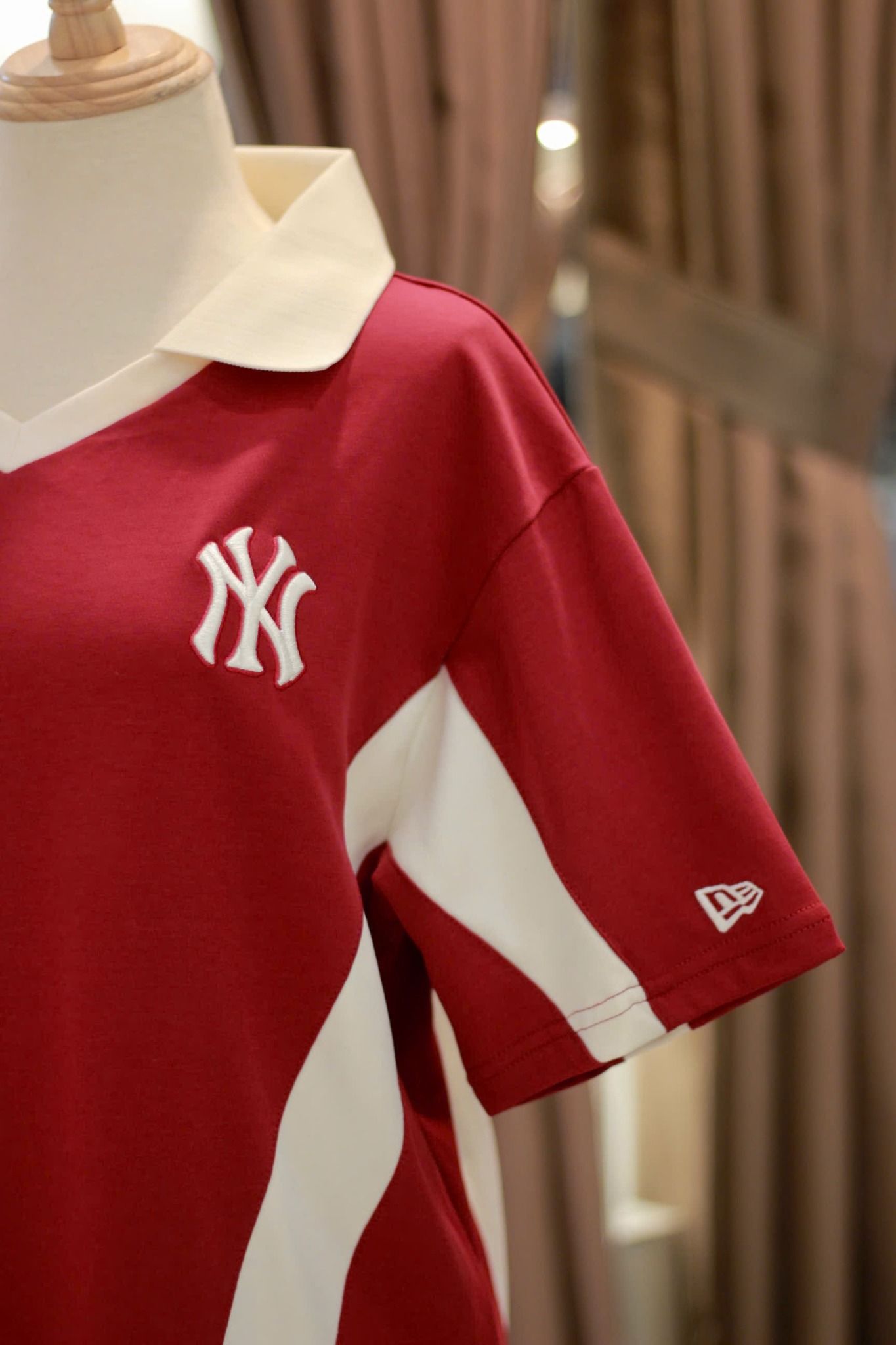 2589 - HÀNG CHÍNH HÃNG - ÁO THUN NEW ERA - POLO LOGO NY VIỀN KEM - ĐỎ - CODE: 14113662