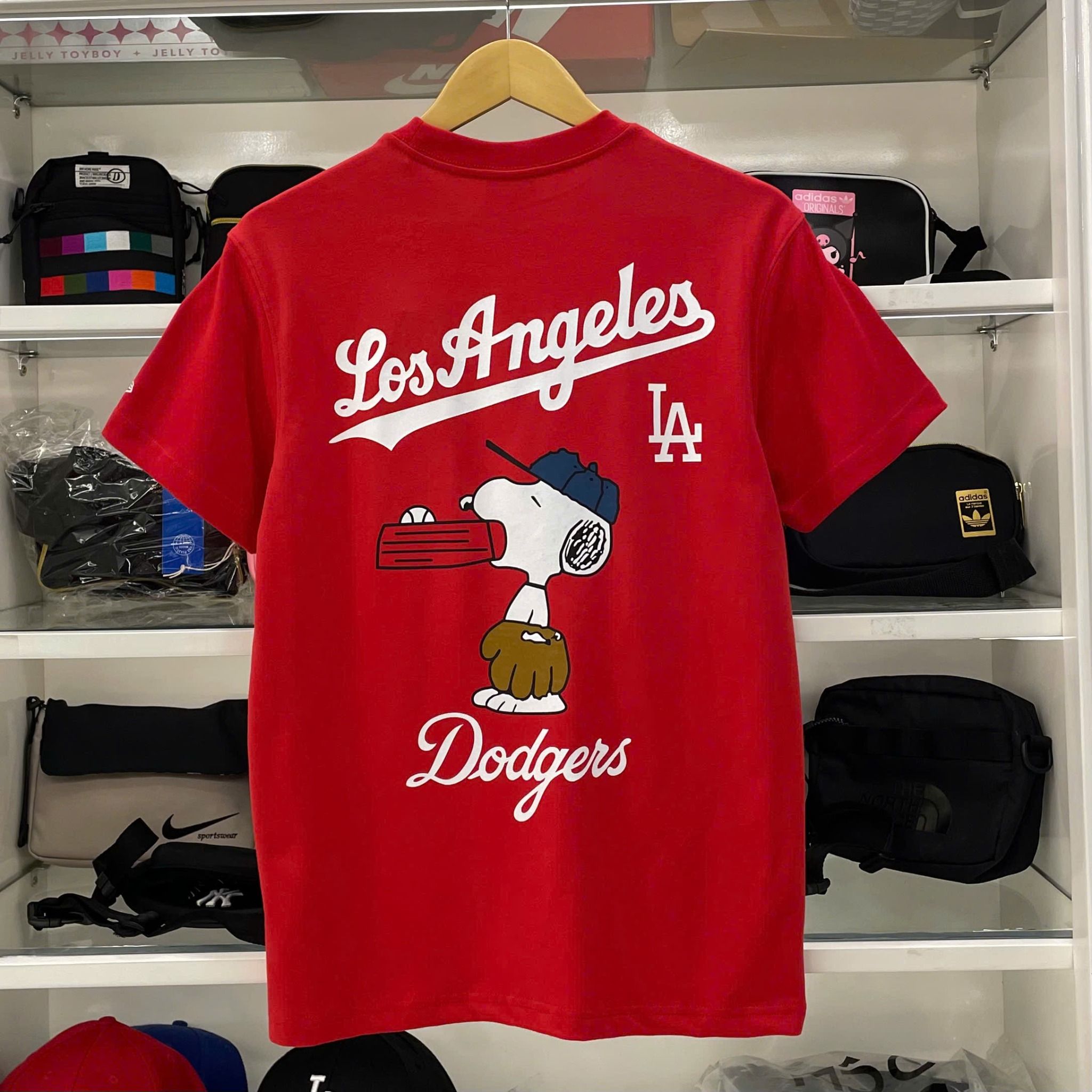 2600 - HÀNG CHÍNH HÃNG - ÁO THUN NEW ERA - LA SNOOPY - ĐỎ - CODE: 12544746
