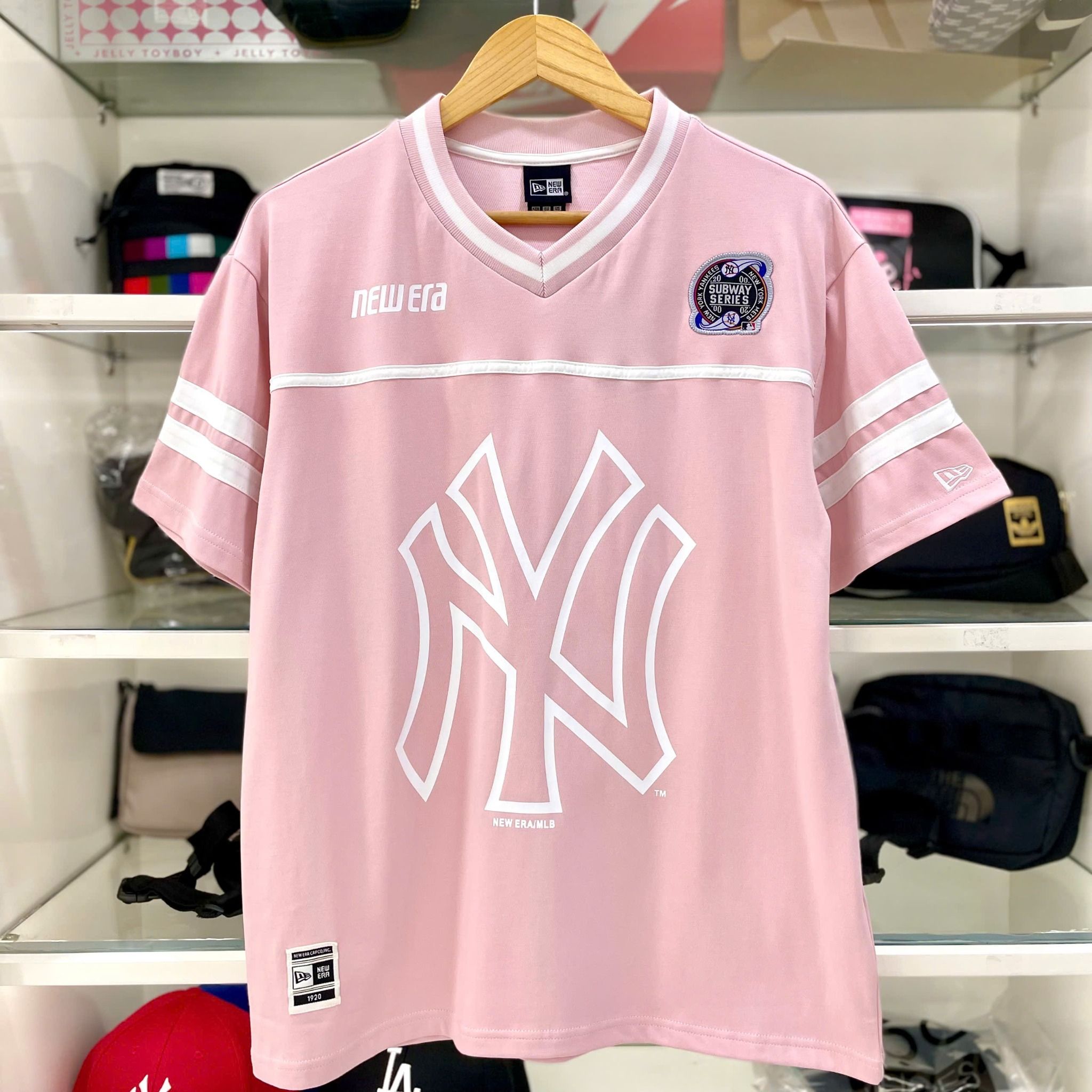 2599 - HÀNG CHÍNH HÃNG - ÁO THUN NEW ERA - SUBWAY SERIES - HỒNG - CODE: 13505023
