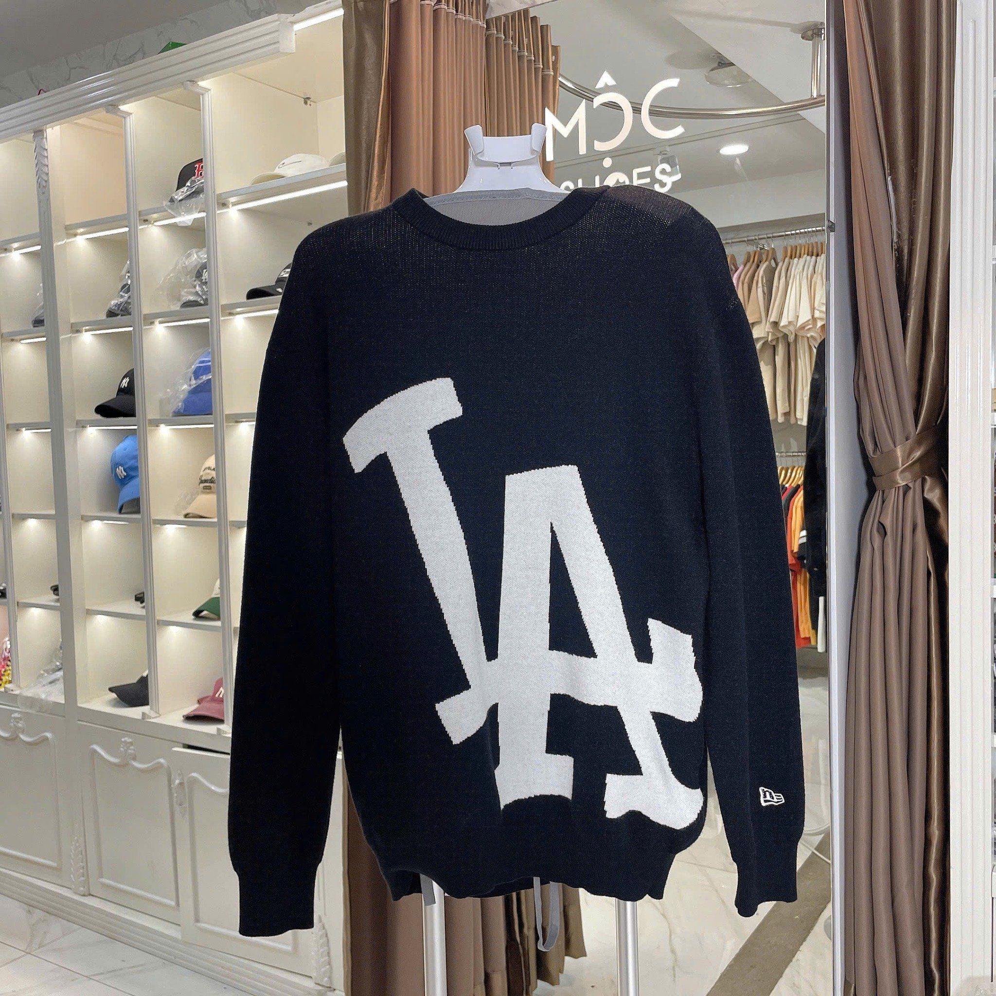 2635 - HÀNG CHÍNH HÃNG - ÁO LEN SWEATER NEW ERA LA BIG LOGO - ĐEN - CODE : 14326431