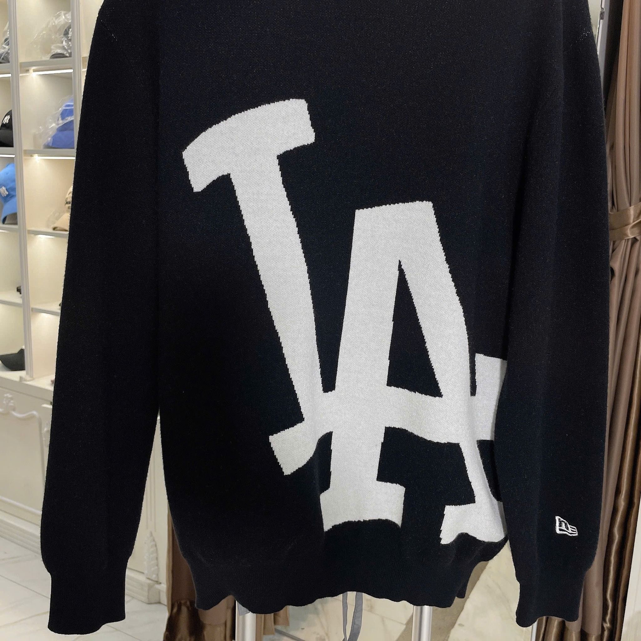 2635 - HÀNG CHÍNH HÃNG - ÁO LEN SWEATER NEW ERA LA BIG LOGO - ĐEN - CODE : 14326431