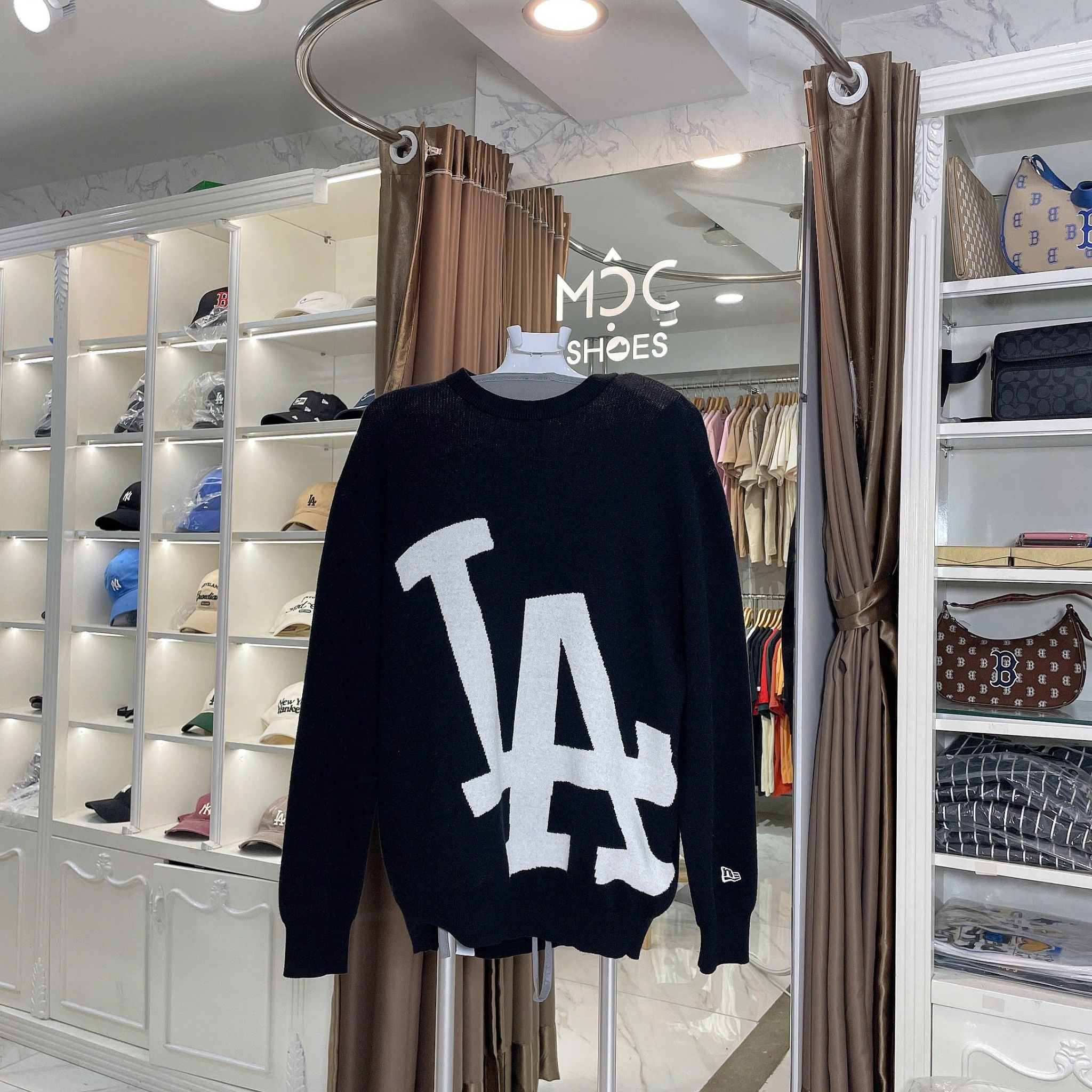 2635 - HÀNG CHÍNH HÃNG - ÁO LEN SWEATER NEW ERA LA BIG LOGO - ĐEN - CODE : 14326431