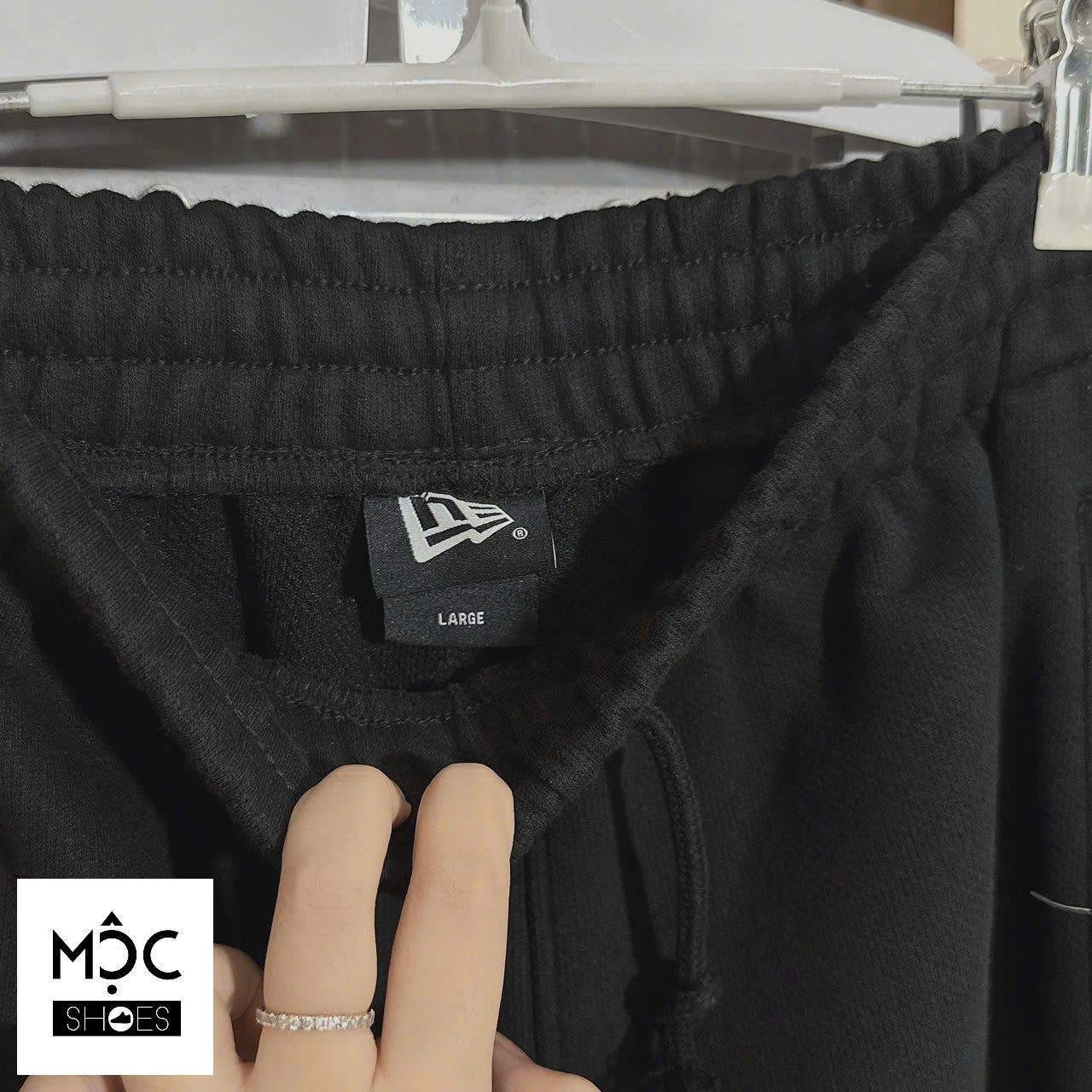 2675 - HÀNG CHÍNH HÃNG - QUẦN SHORT NEW ERA - NY YANKEES SỌC HÔNG - ĐEN - CODE: 13335699