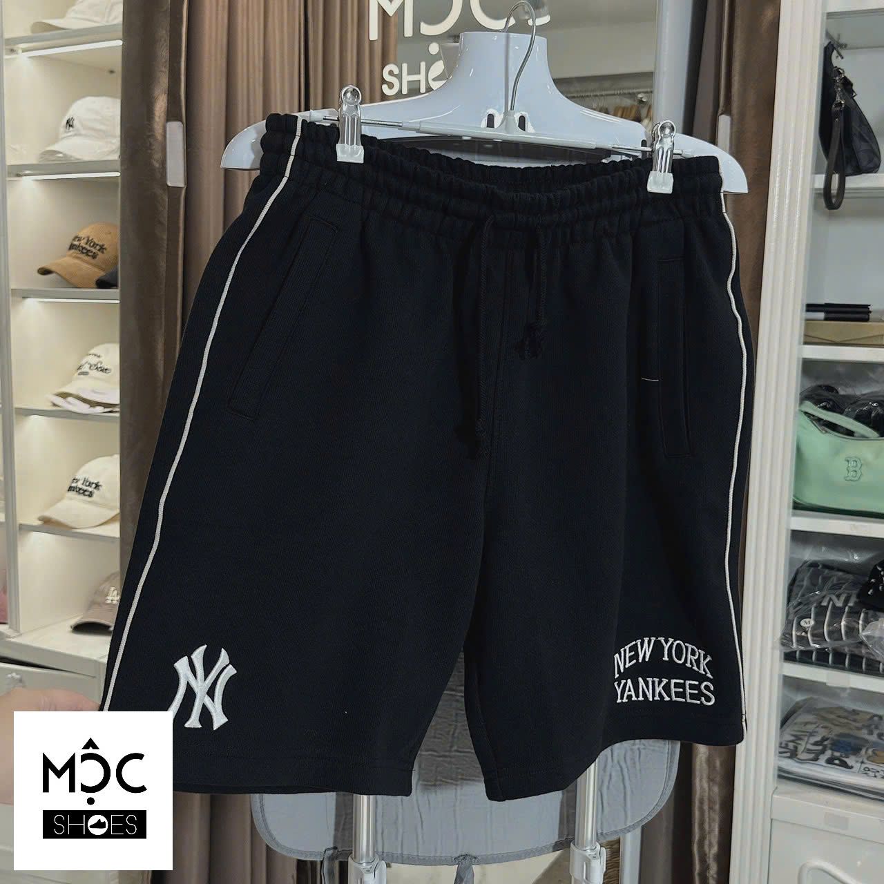 2675 - HÀNG CHÍNH HÃNG - QUẦN SHORT NEW ERA - NY YANKEES SỌC HÔNG - ĐEN - CODE: 13335699