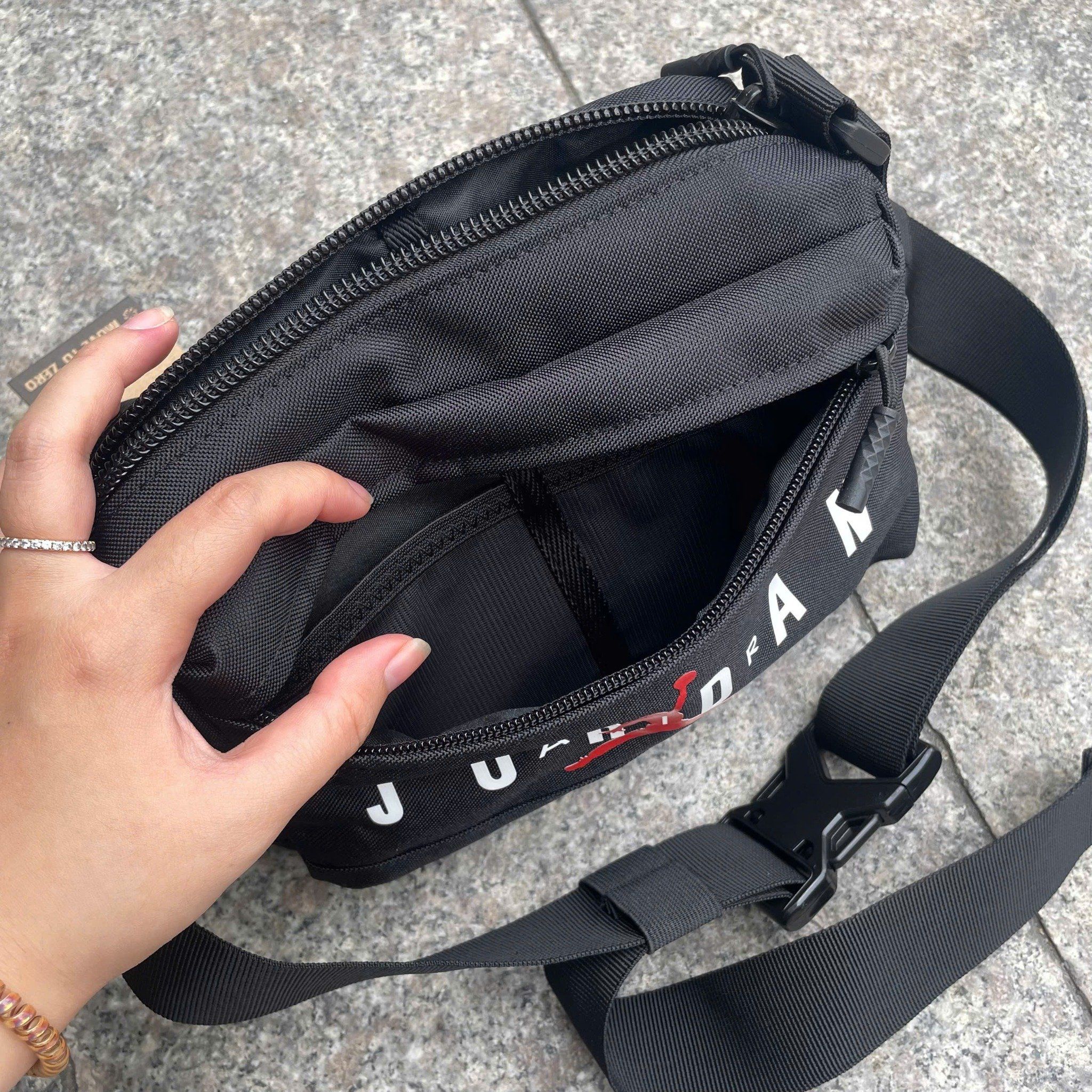 2701 - HÀNG CHÍNH HÃNG - TÚI JORDAN - CROSS BODY BIG LOGO - CODE: SM9031 023