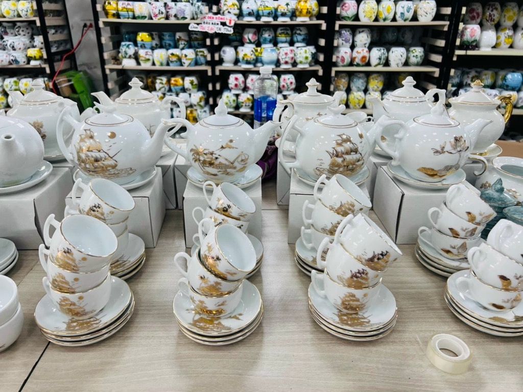Ấm chén trắng vẽ Vàng